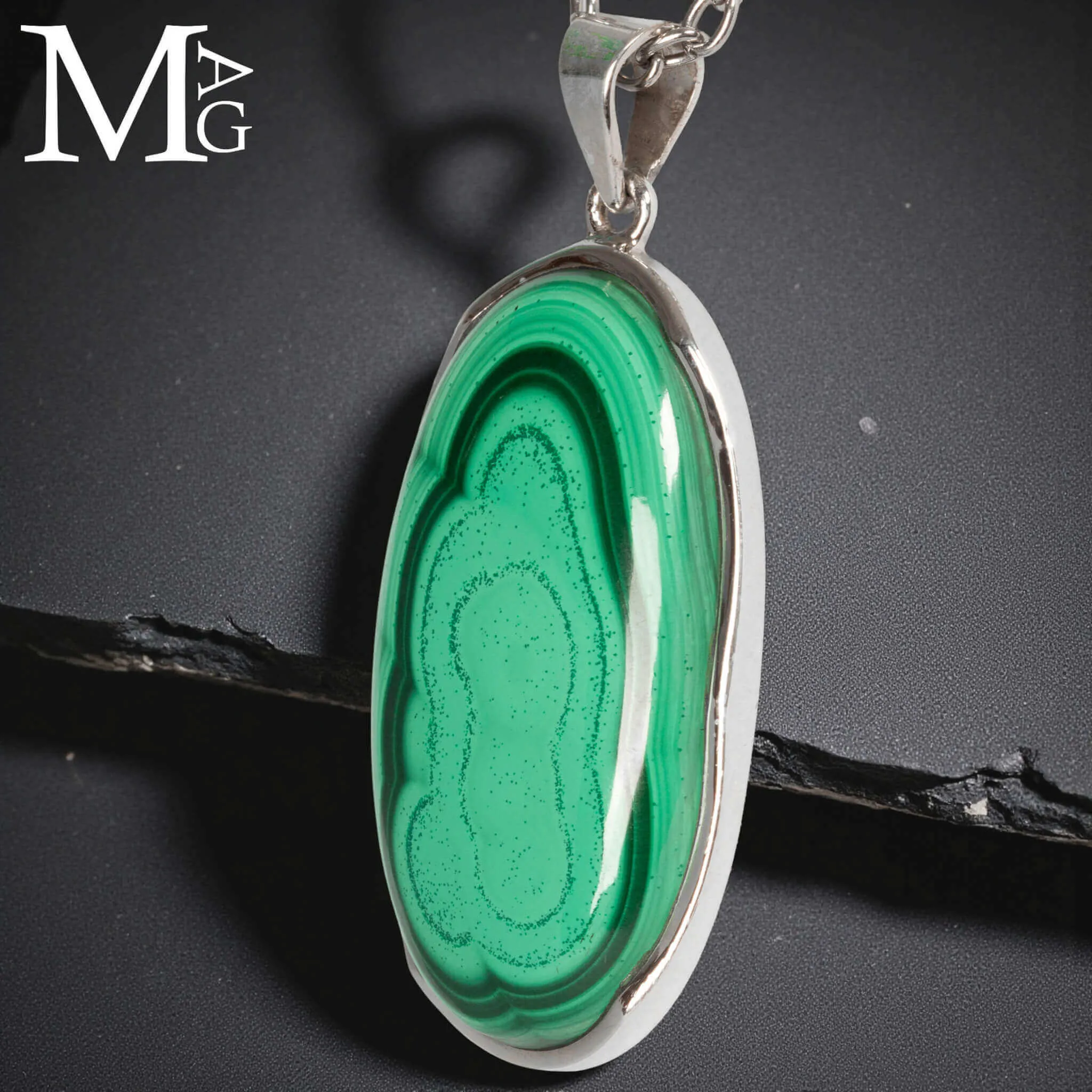 Ciondolo in argento con malachite ovale del Congo