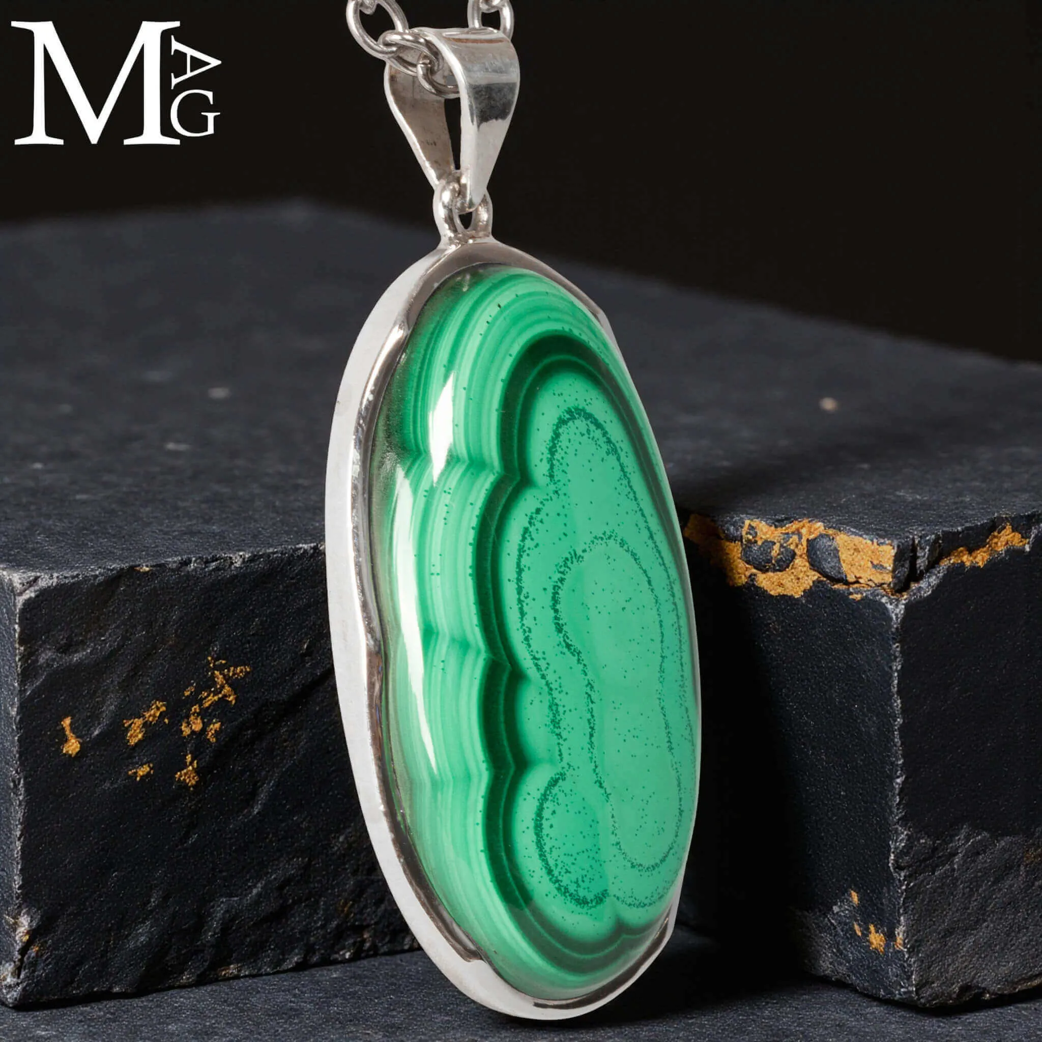 Ciondolo in argento con malachite ovale del Congo