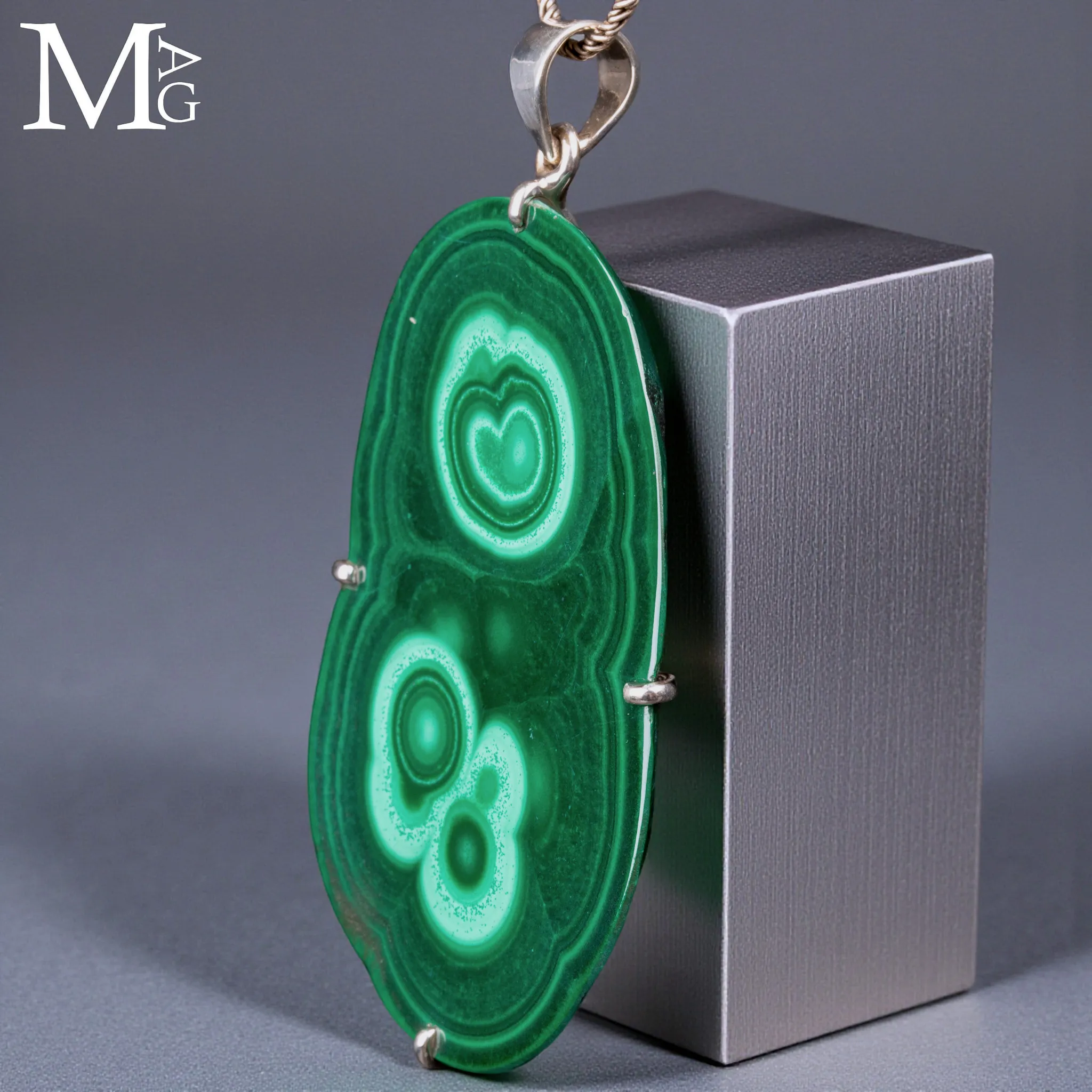Ciondolo in argento con sezione di Malachite Stalattitica.