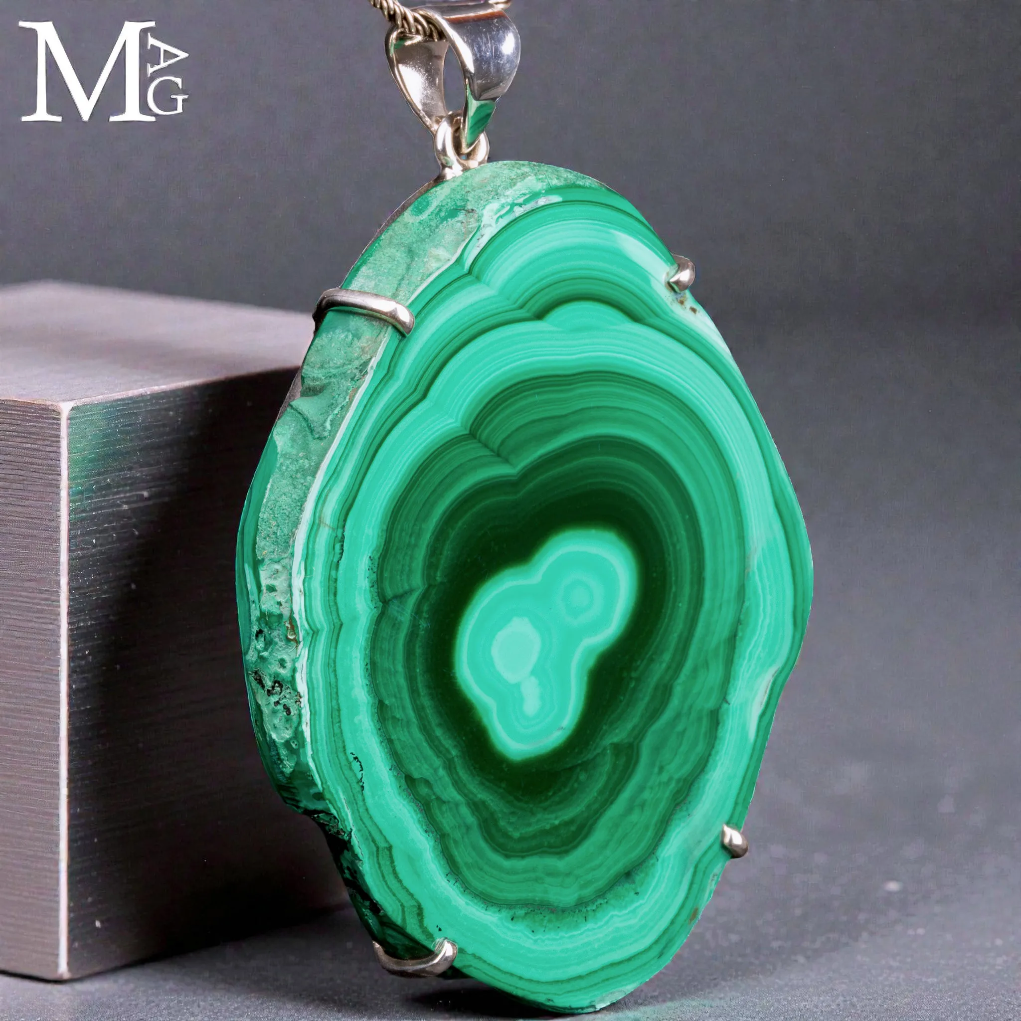 Ciondolo in Argento con fetta di Malachite Stalattitica.