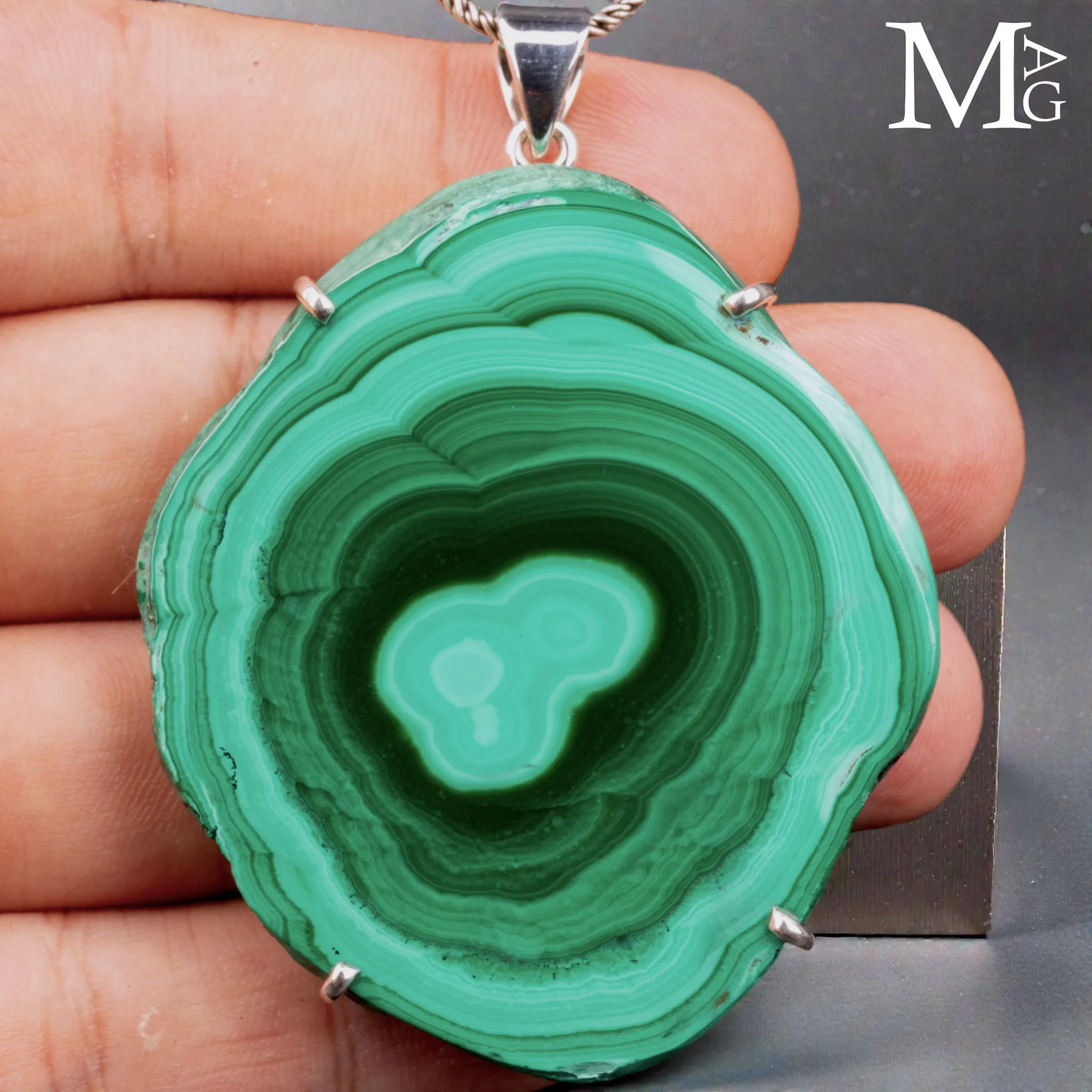 Ciondolo in Argento con fetta di Malachite Stalattitica.