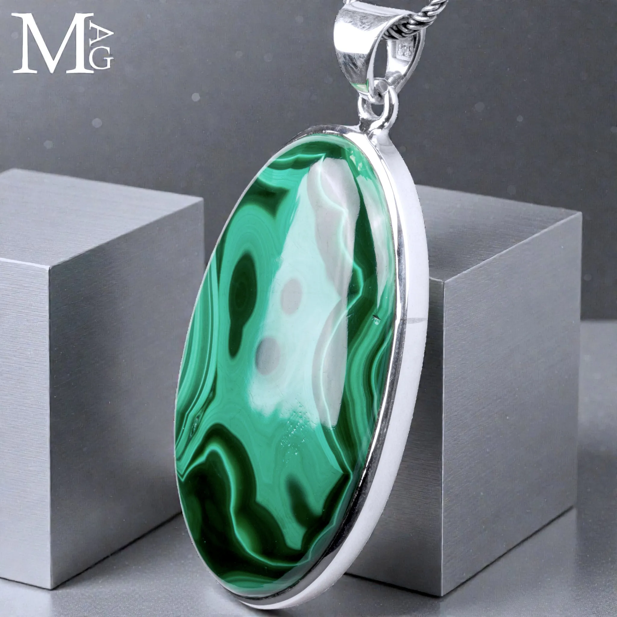 Ciondolo in argento con cabochon di Malachite
