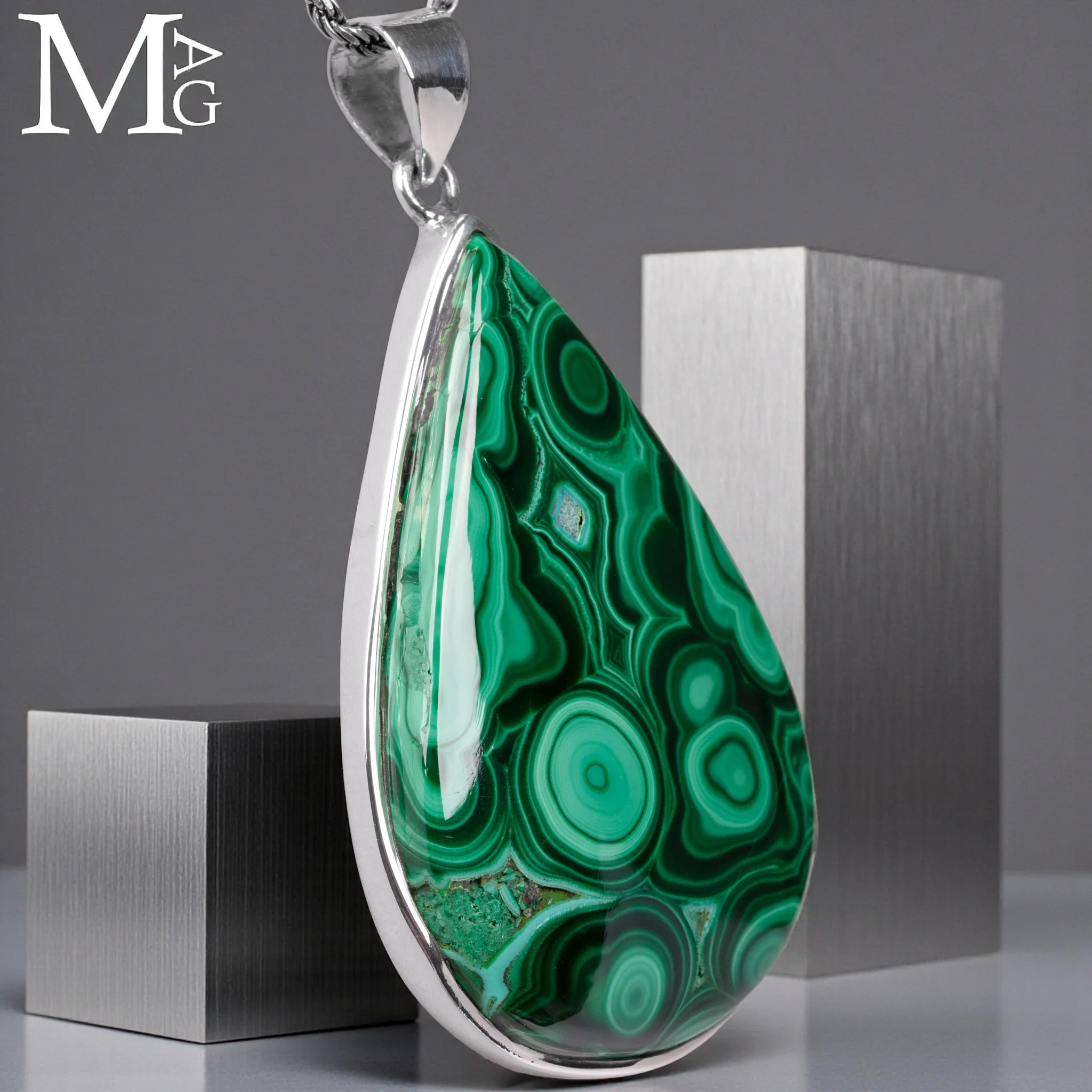 Ciondolo in Argento con Malachite Naturale – Cabochon a Goccia