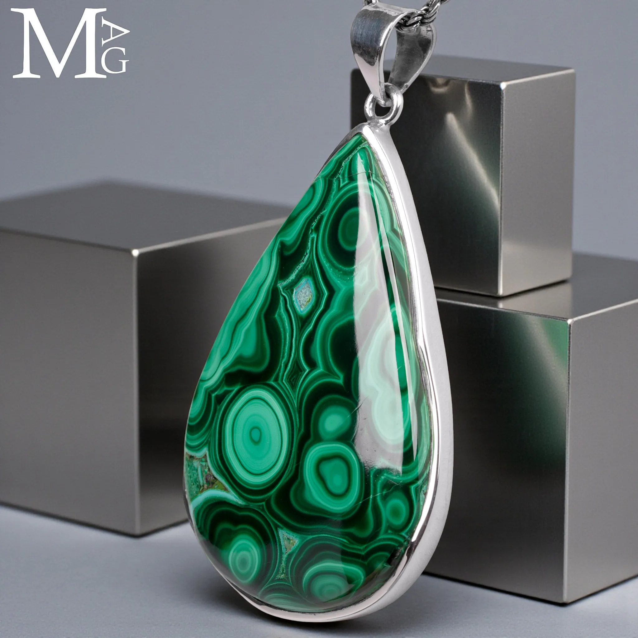 Ciondolo in Argento con Malachite Naturale – Cabochon a Goccia