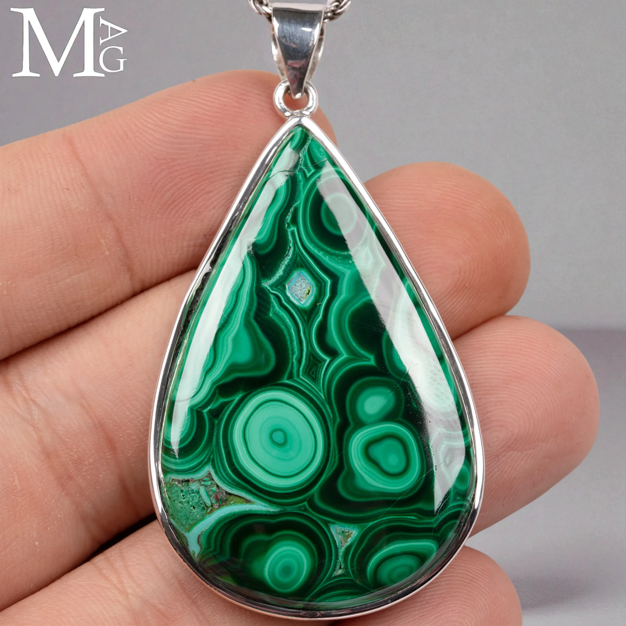 Ciondolo in Argento con Malachite Naturale – Cabochon a Goccia