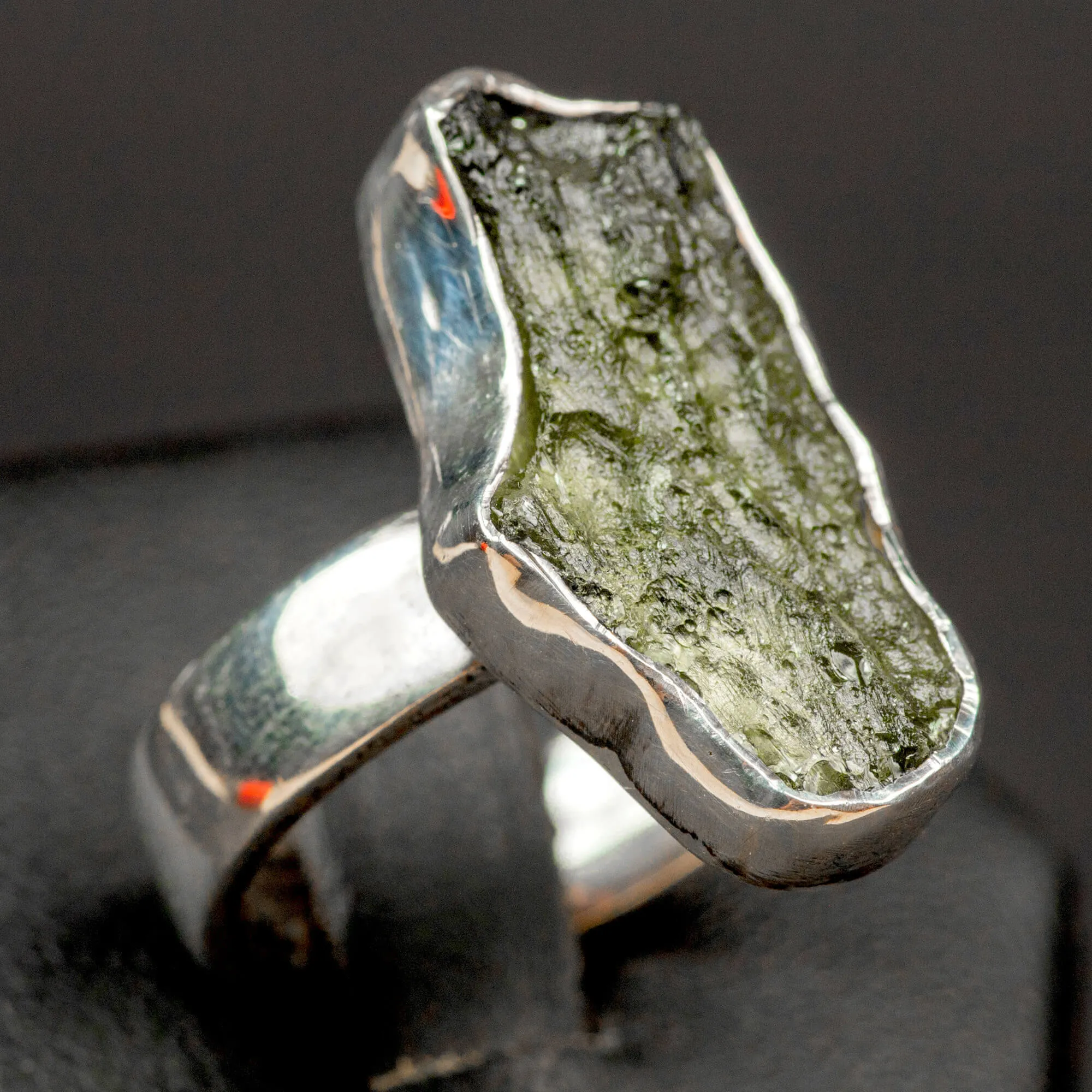 Anello in Moldavite: Connessione Cosmica.