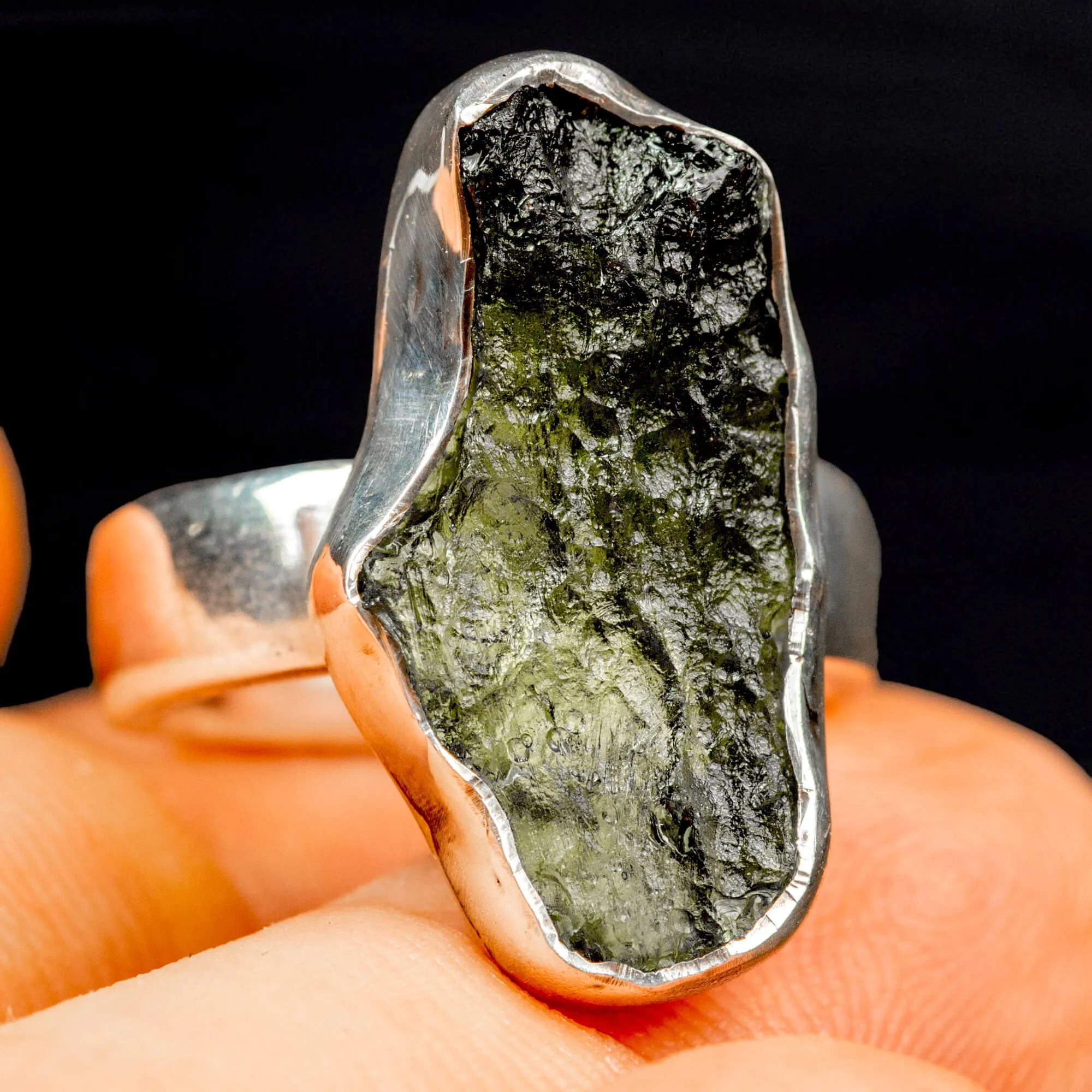 Anello in Moldavite: Connessione Cosmica.