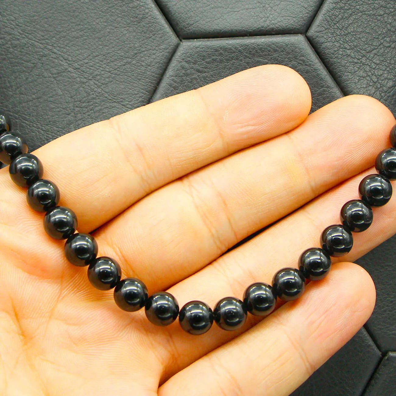Collana lunga con perle di onice nero da 8 mm.