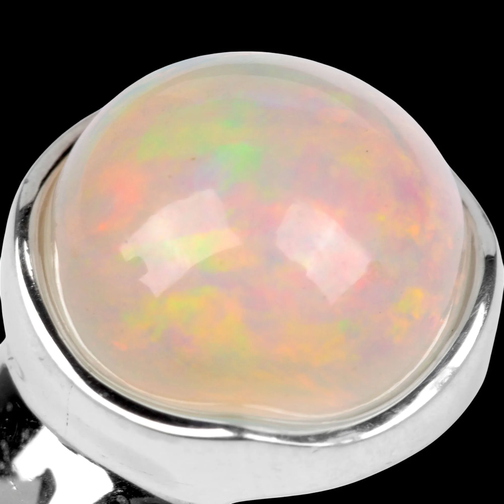 Anello in argento con opale etiope Welo.