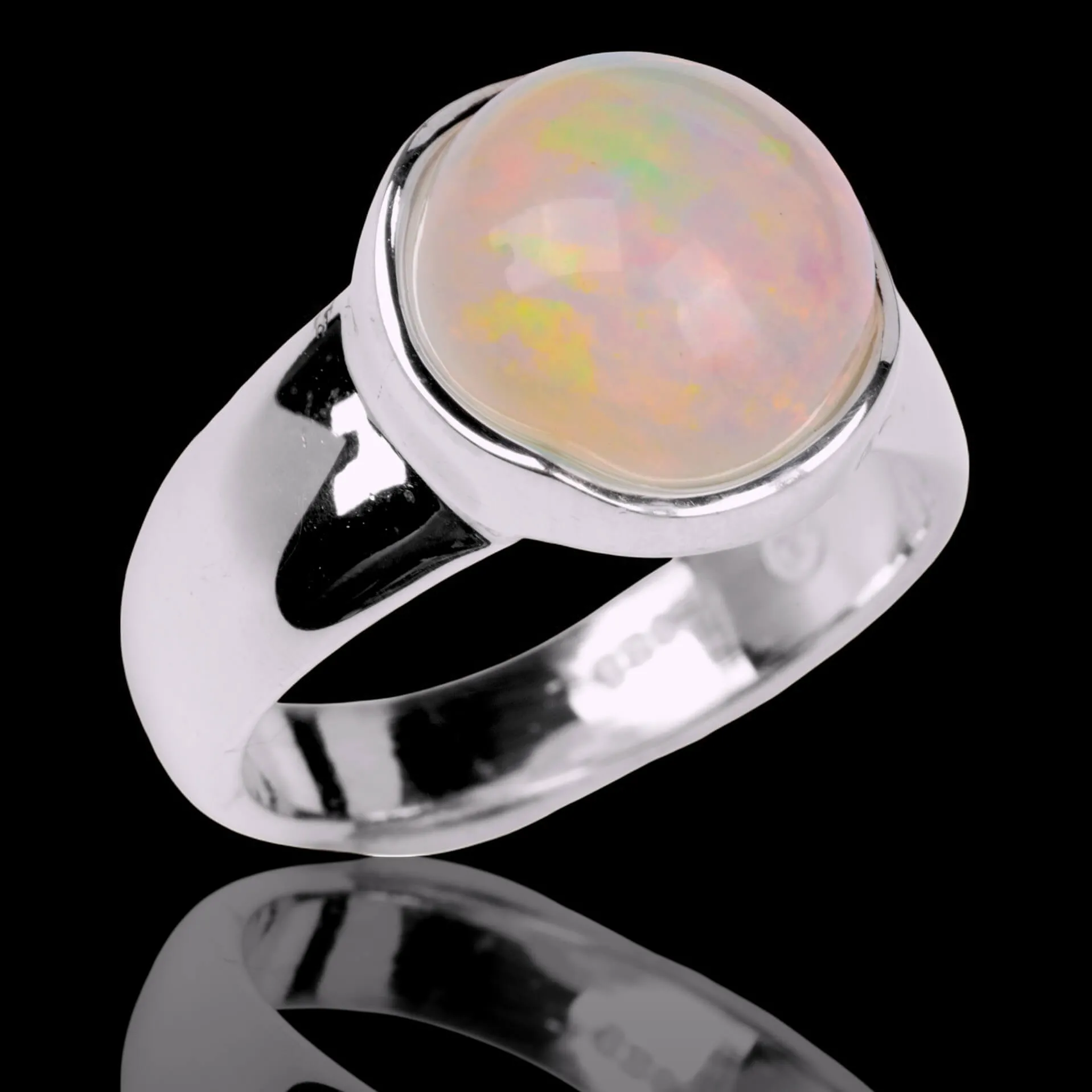 Anello in argento con opale etiope Welo.