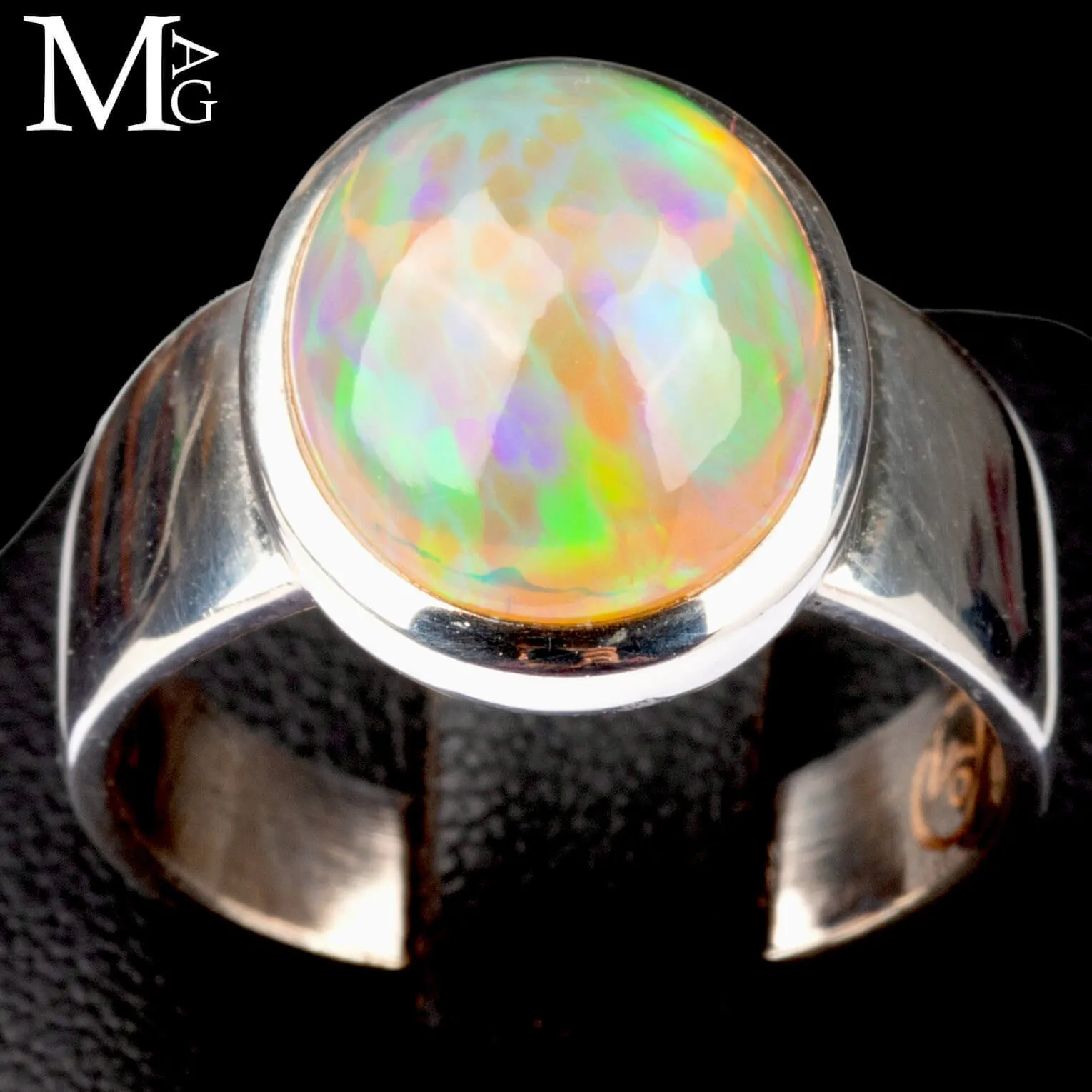 Anello con opale etiope di Welo.