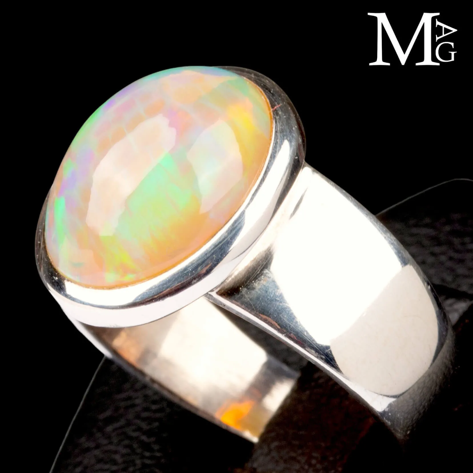 Anello con opale etiope di Welo.