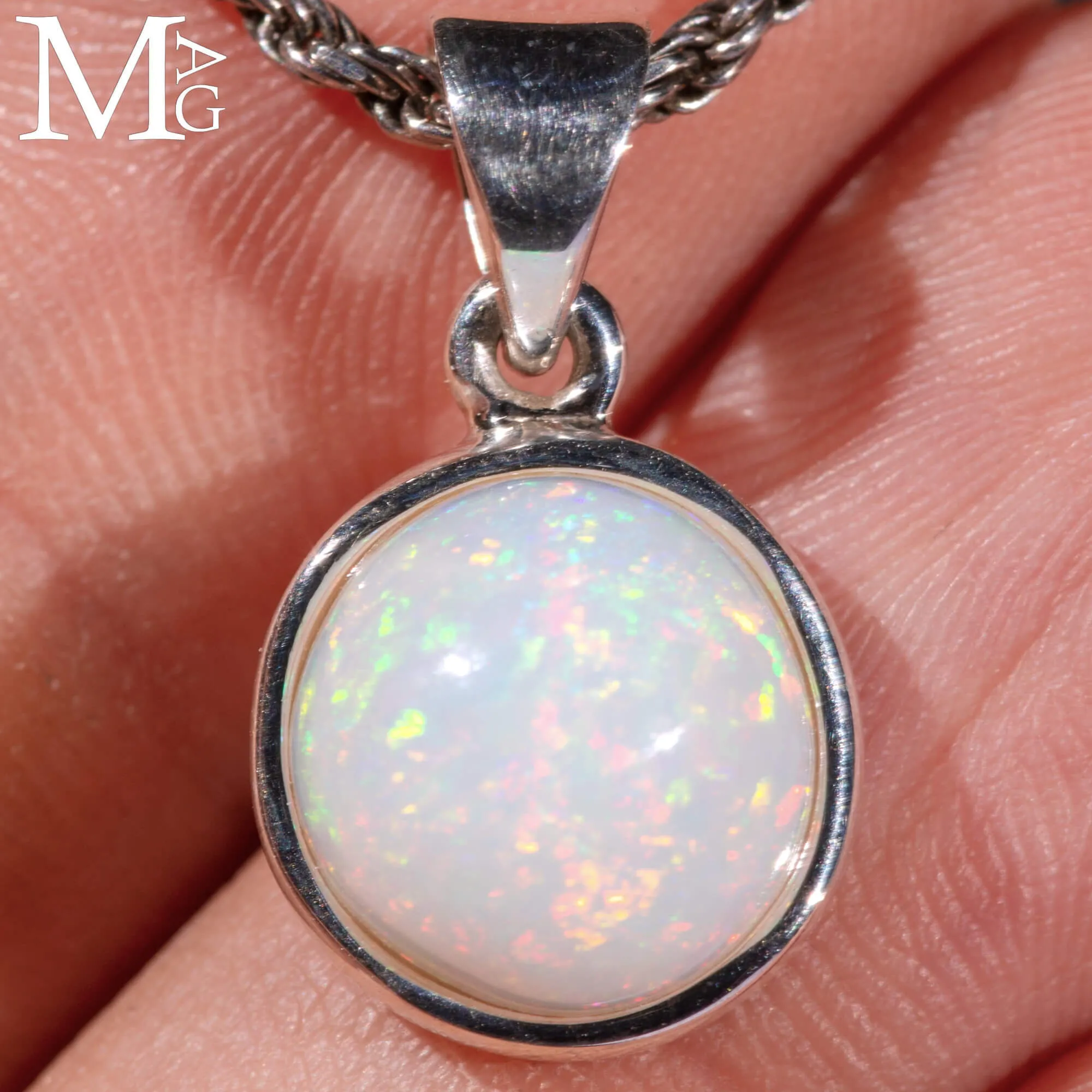 Ciondolo in argento con opale etiope di Welo