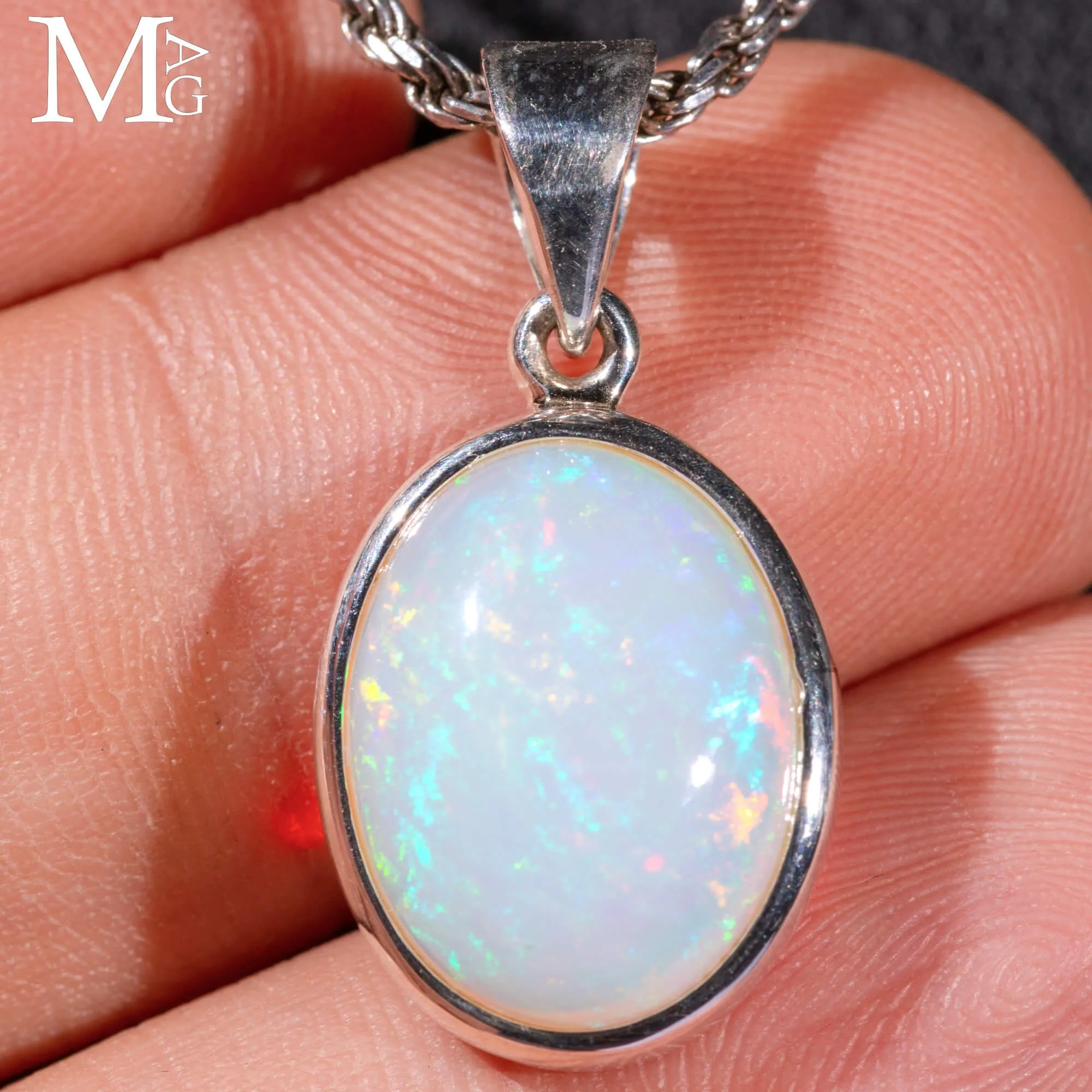 Ciondolo in argento con opale etiope di Welo.