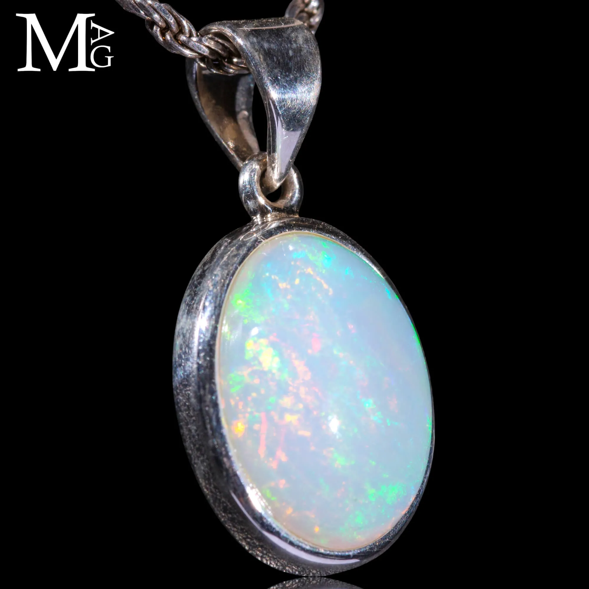 Ciondolo in argento con opale etiope di Welo.