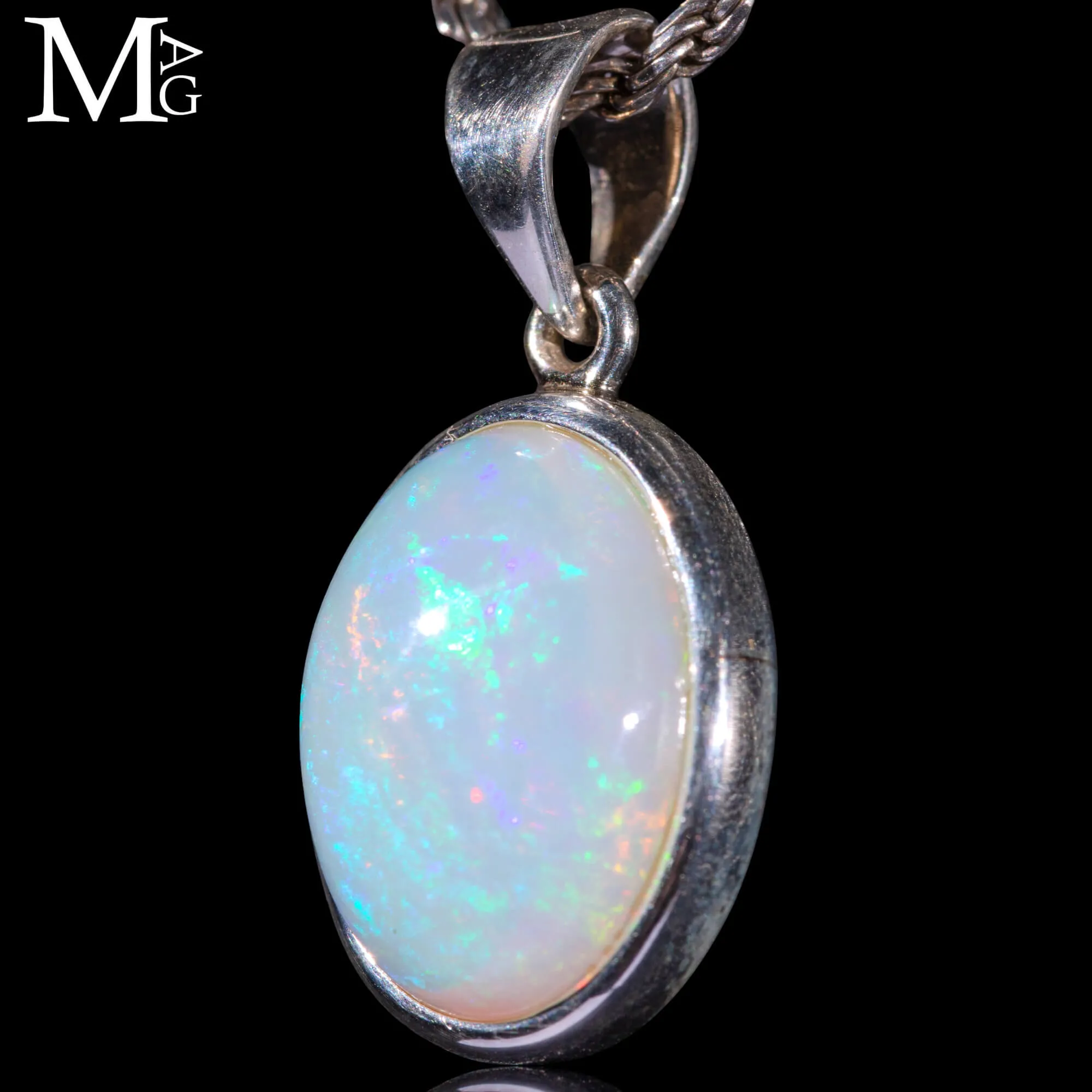 Ciondolo in argento con opale etiope di Welo.