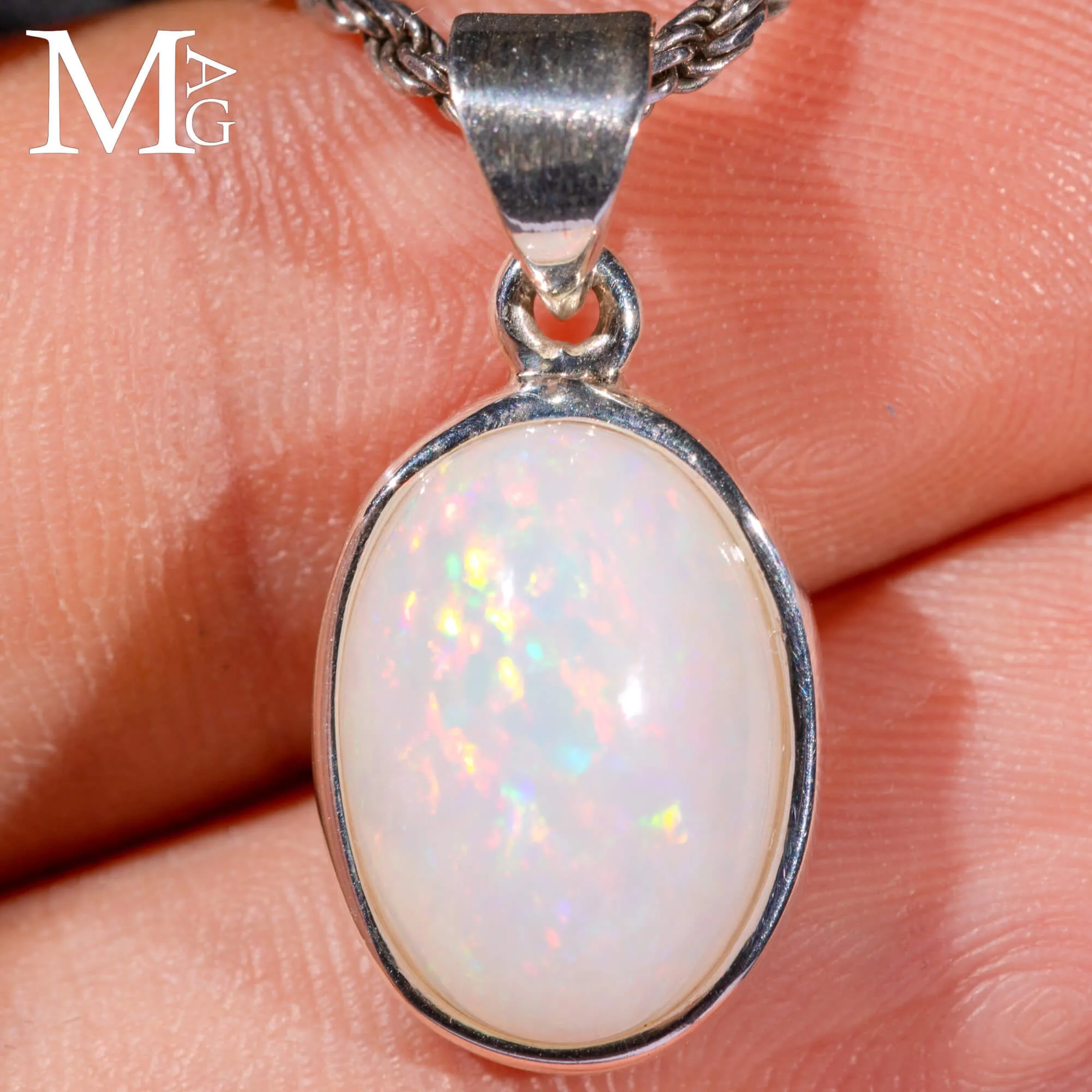Ciondolo in argento 925 con opale etiope di Welo.