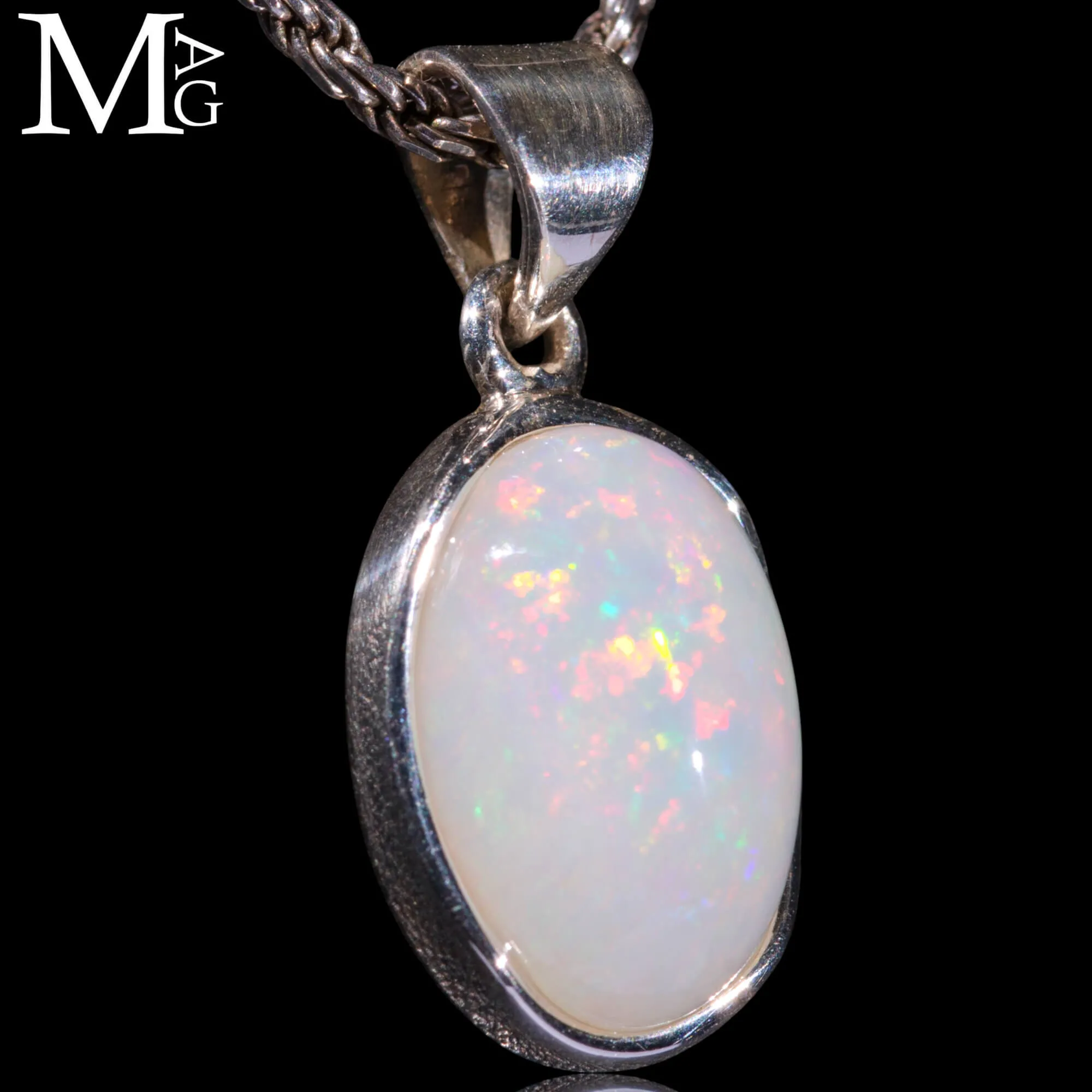 Ciondolo in argento 925 con opale etiope di Welo.