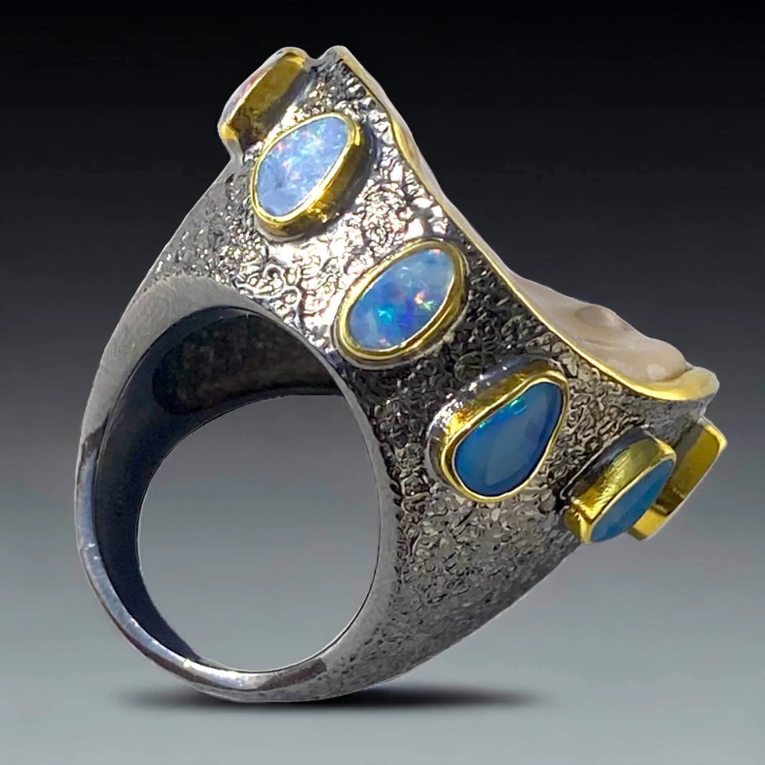 Splendido anello con opali e grande  perla Keshi.