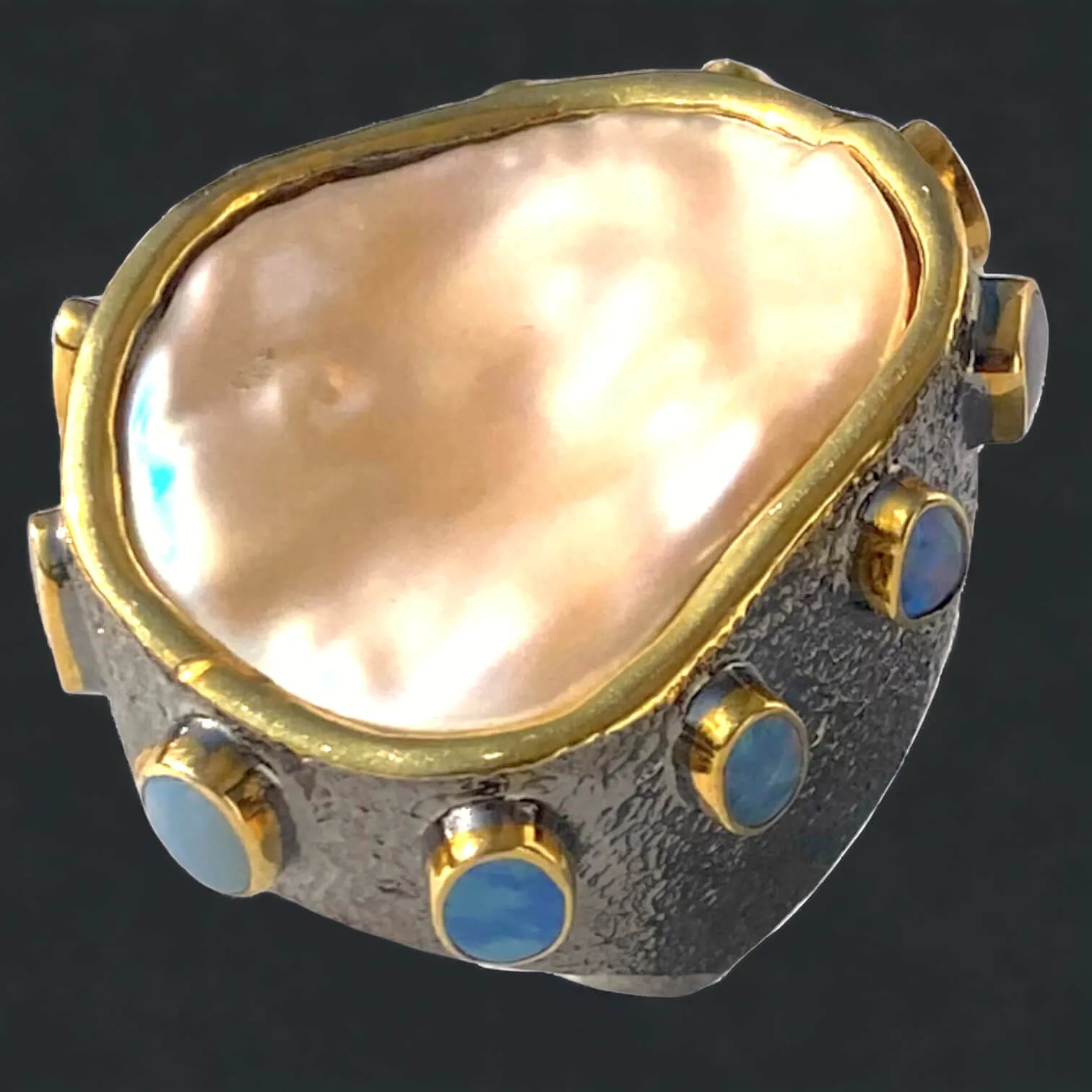 Splendido anello con opali e grande  perla Keshi.