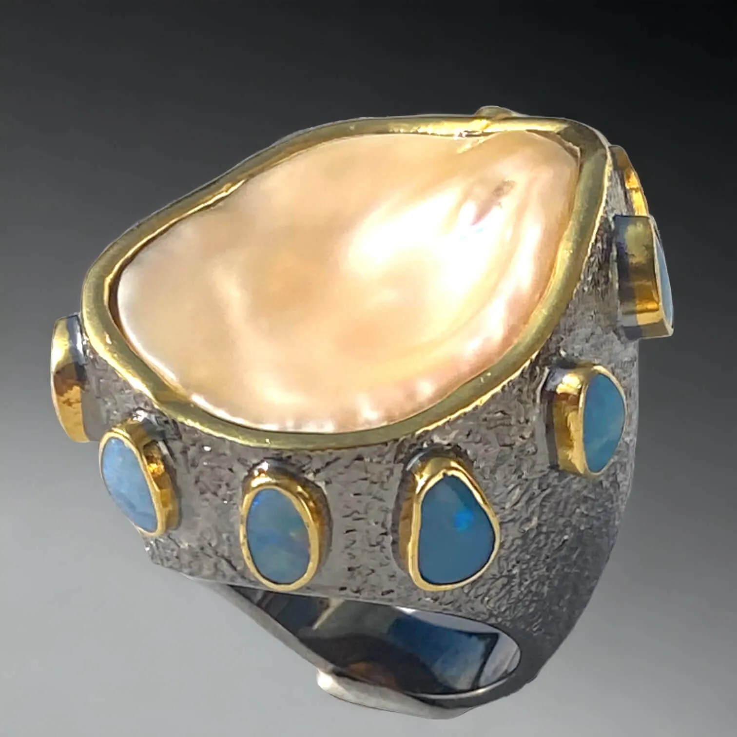 Splendido anello con opali e grande  perla Keshi.