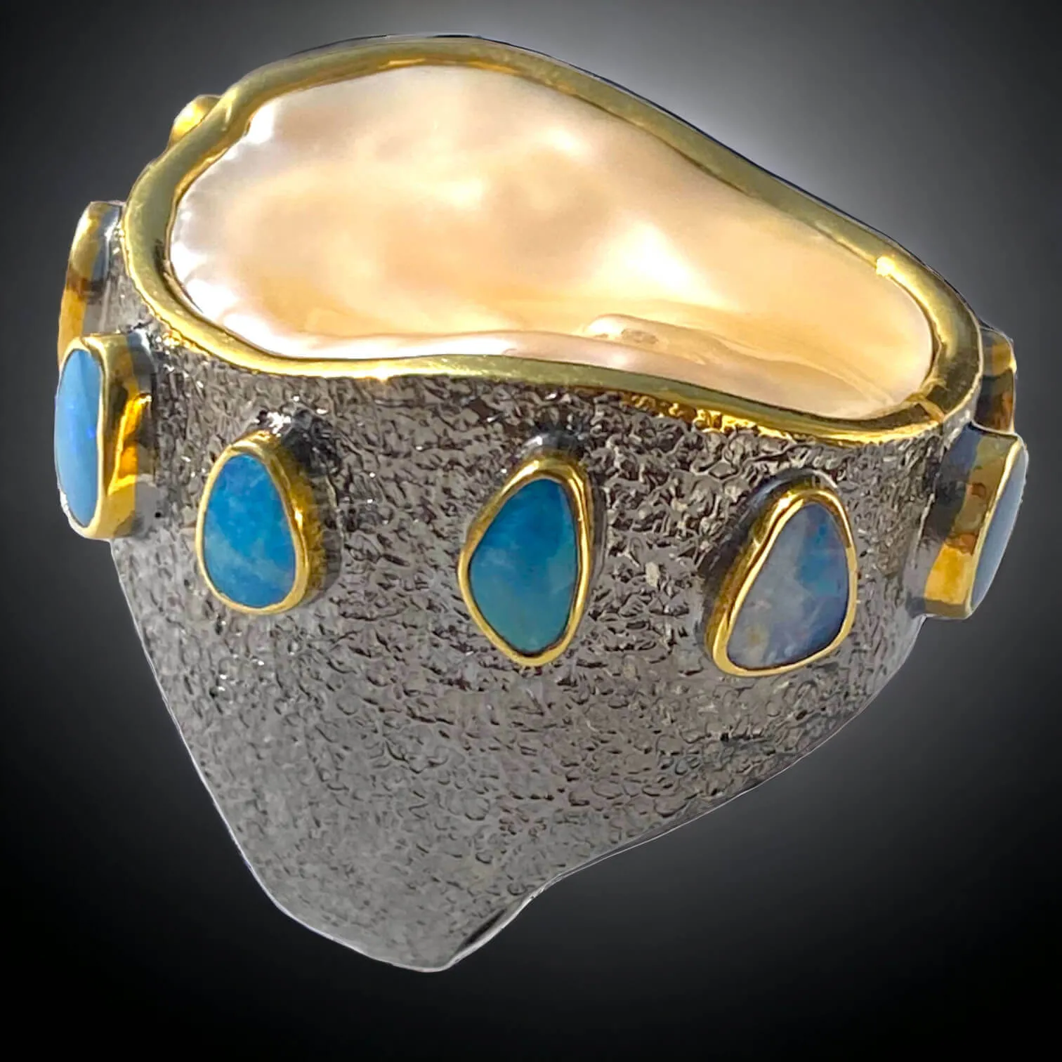 Splendido anello con opali e grande  perla Keshi.