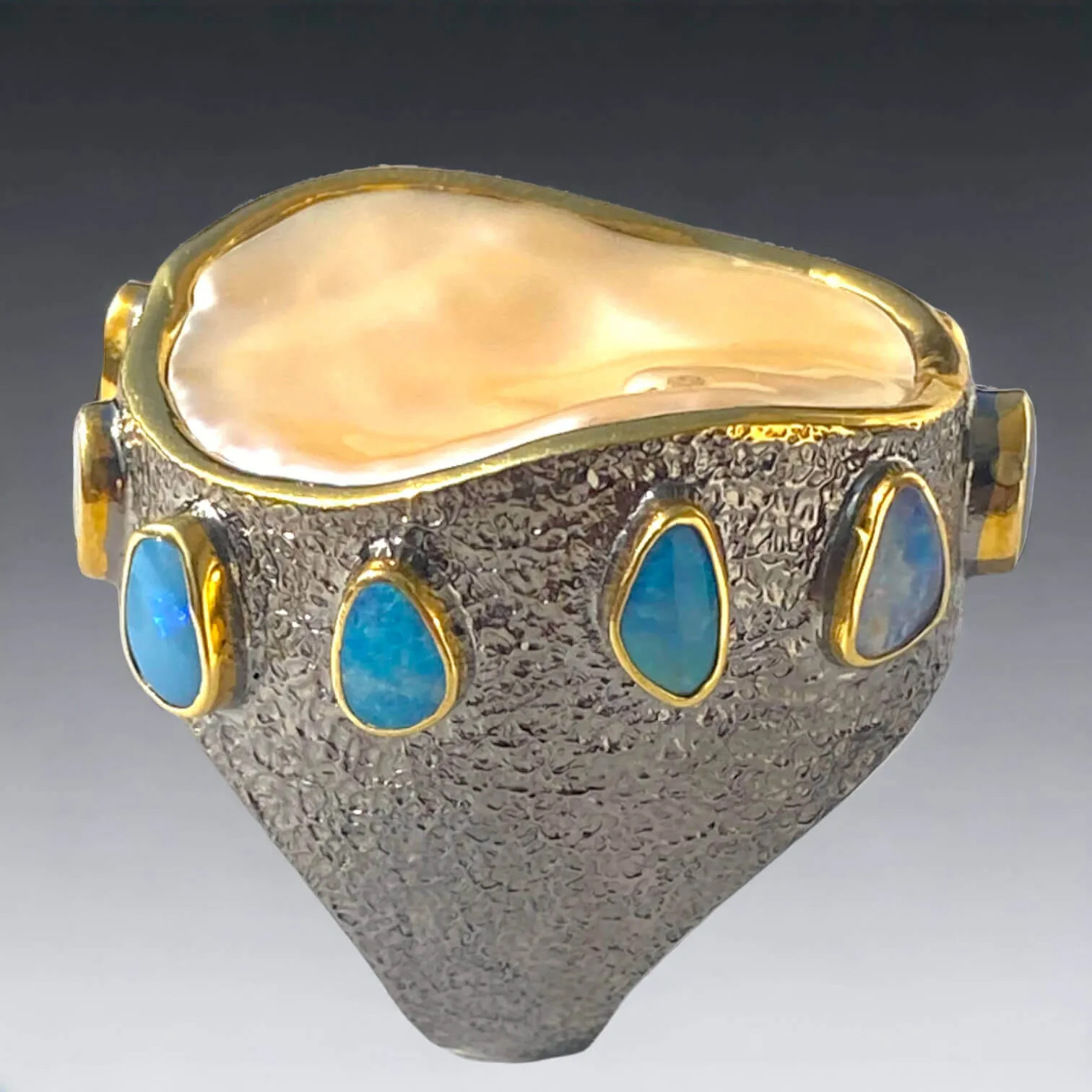 Splendido anello con opali e grande  perla Keshi.
