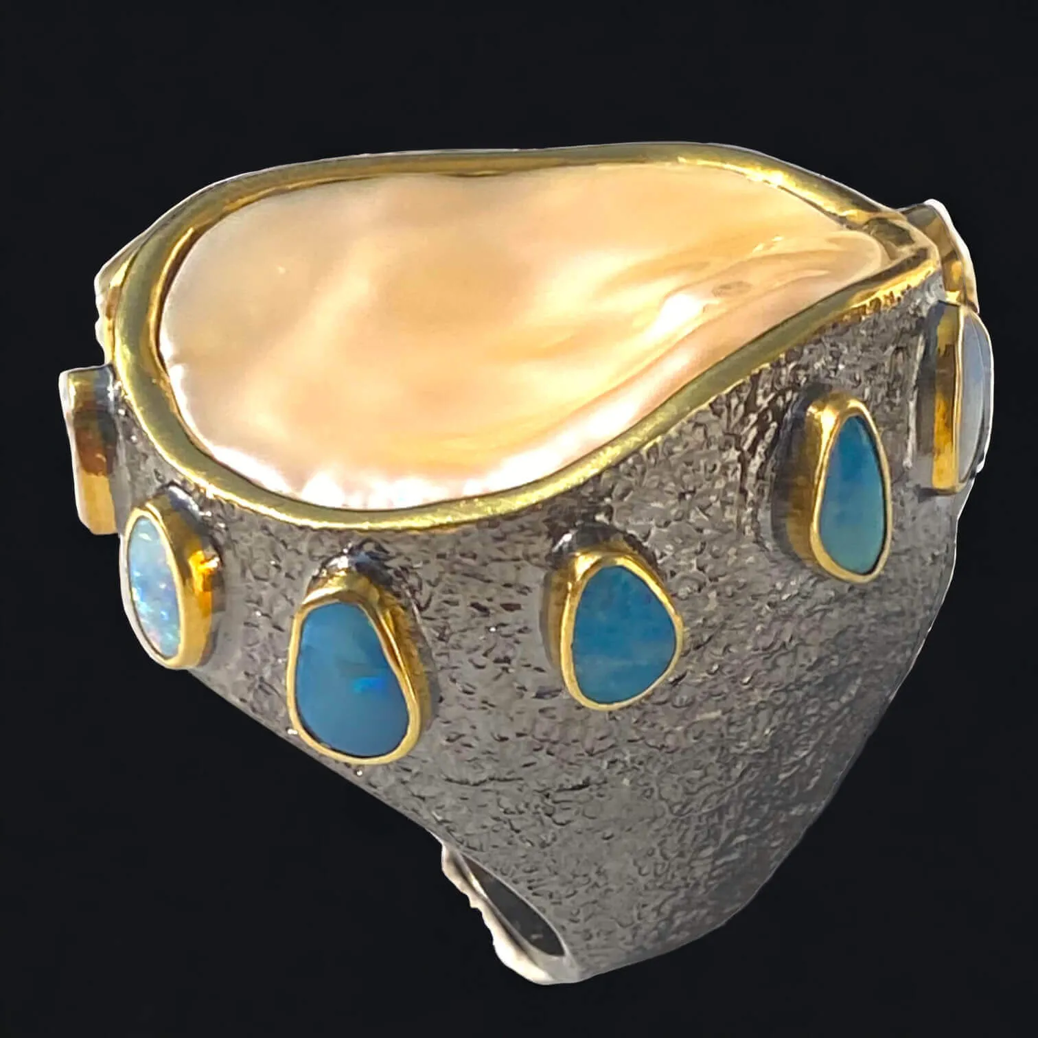 Splendido anello con opali e grande  perla Keshi.