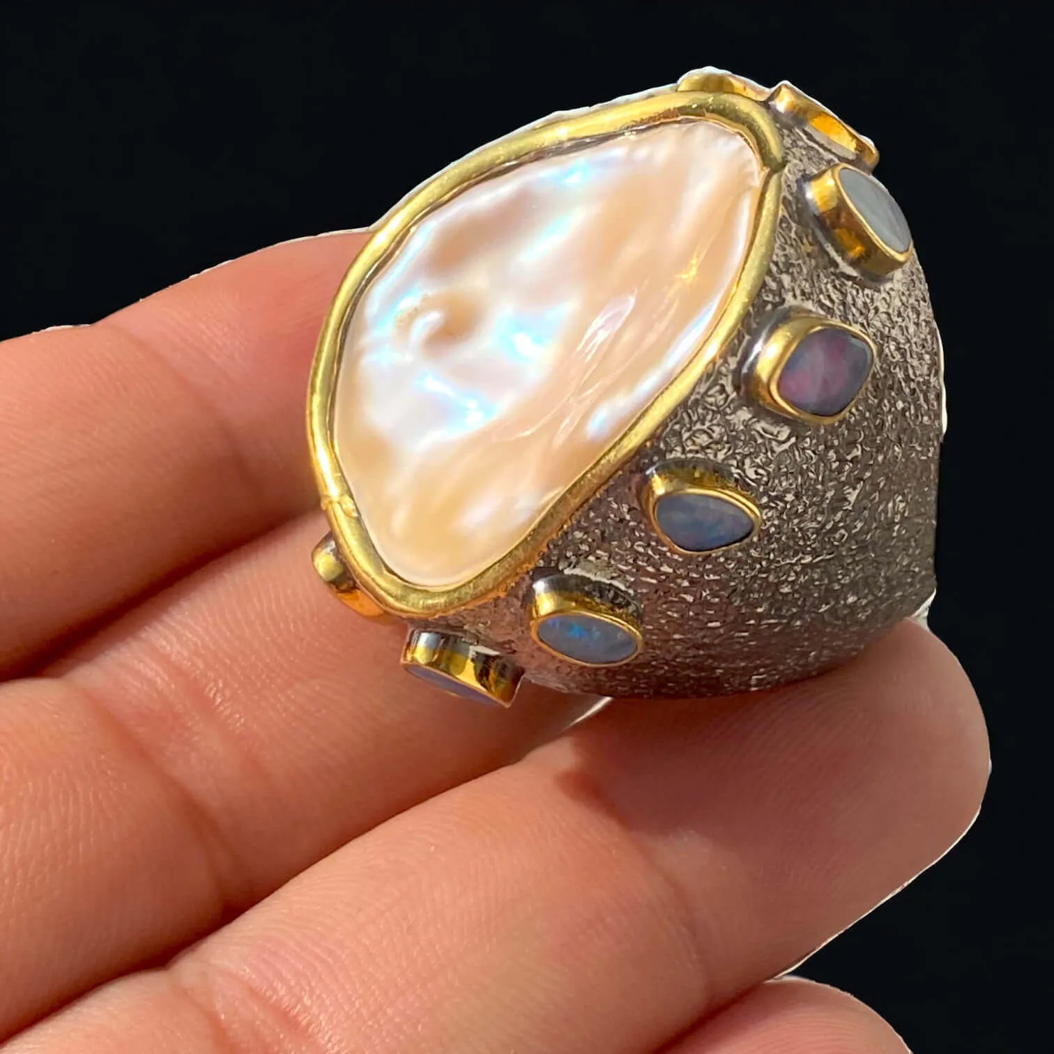 Splendido anello con opali e grande  perla Keshi.
