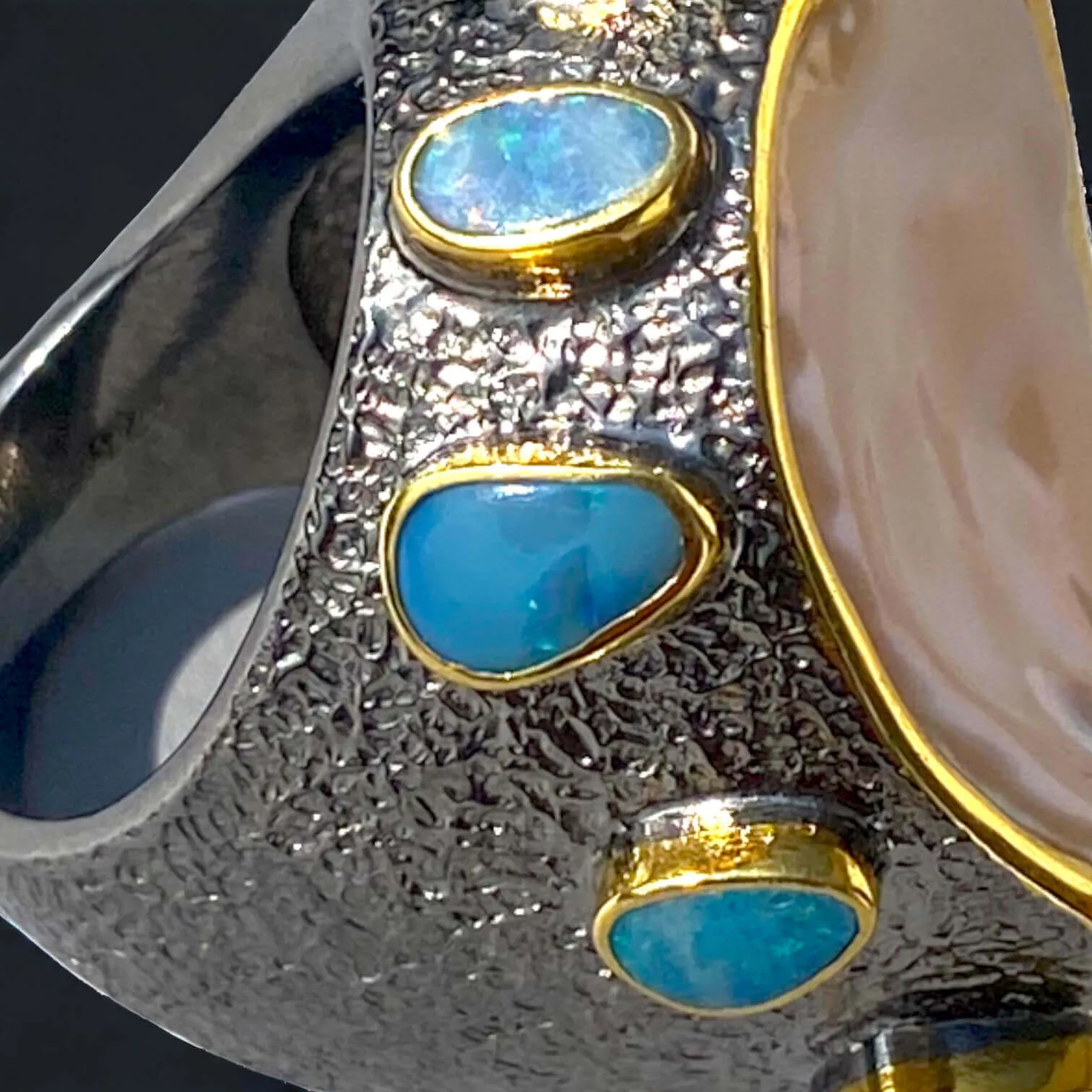 Splendido anello con opali e grande  perla Keshi.
