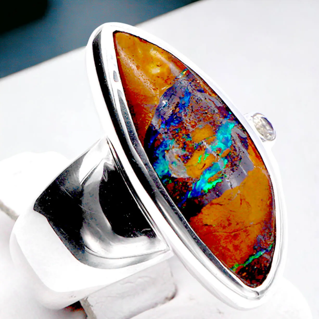 Anello Opale Boulder Australiano.