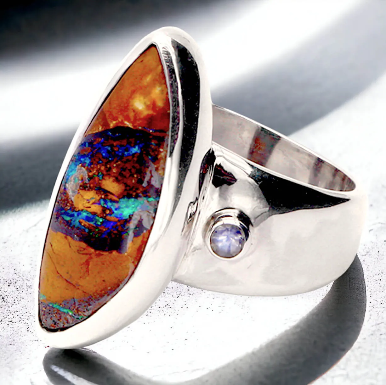 Anello Opale Boulder Australiano.
