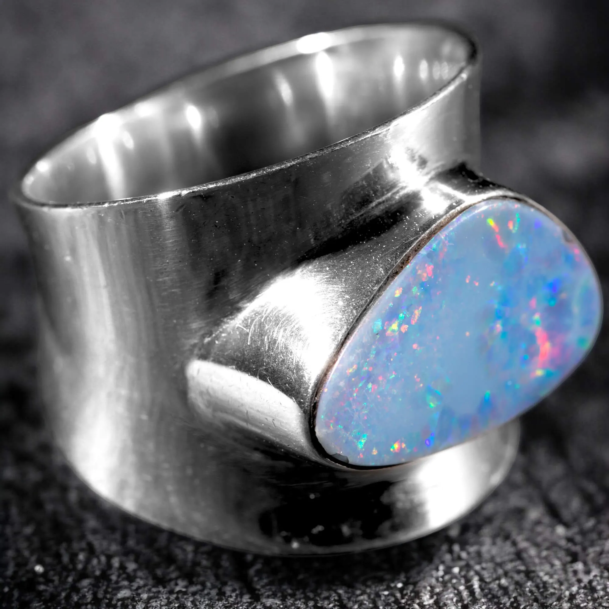 Opale Australiano Anello Design Audace e Moderno.