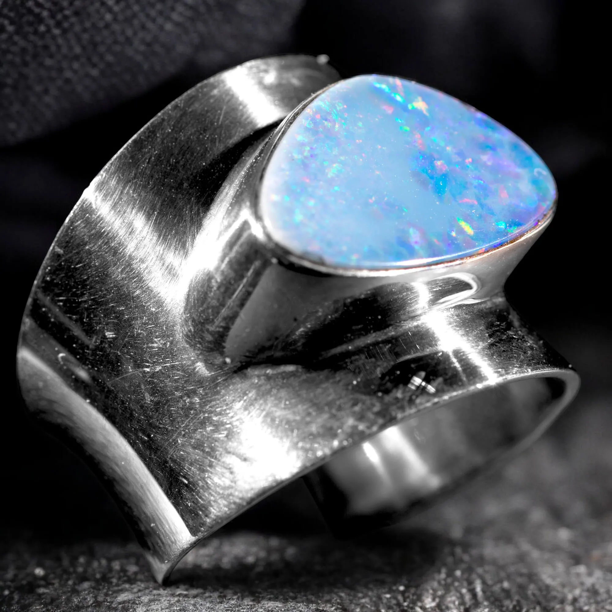 Opale Australiano Anello Design Audace e Moderno.