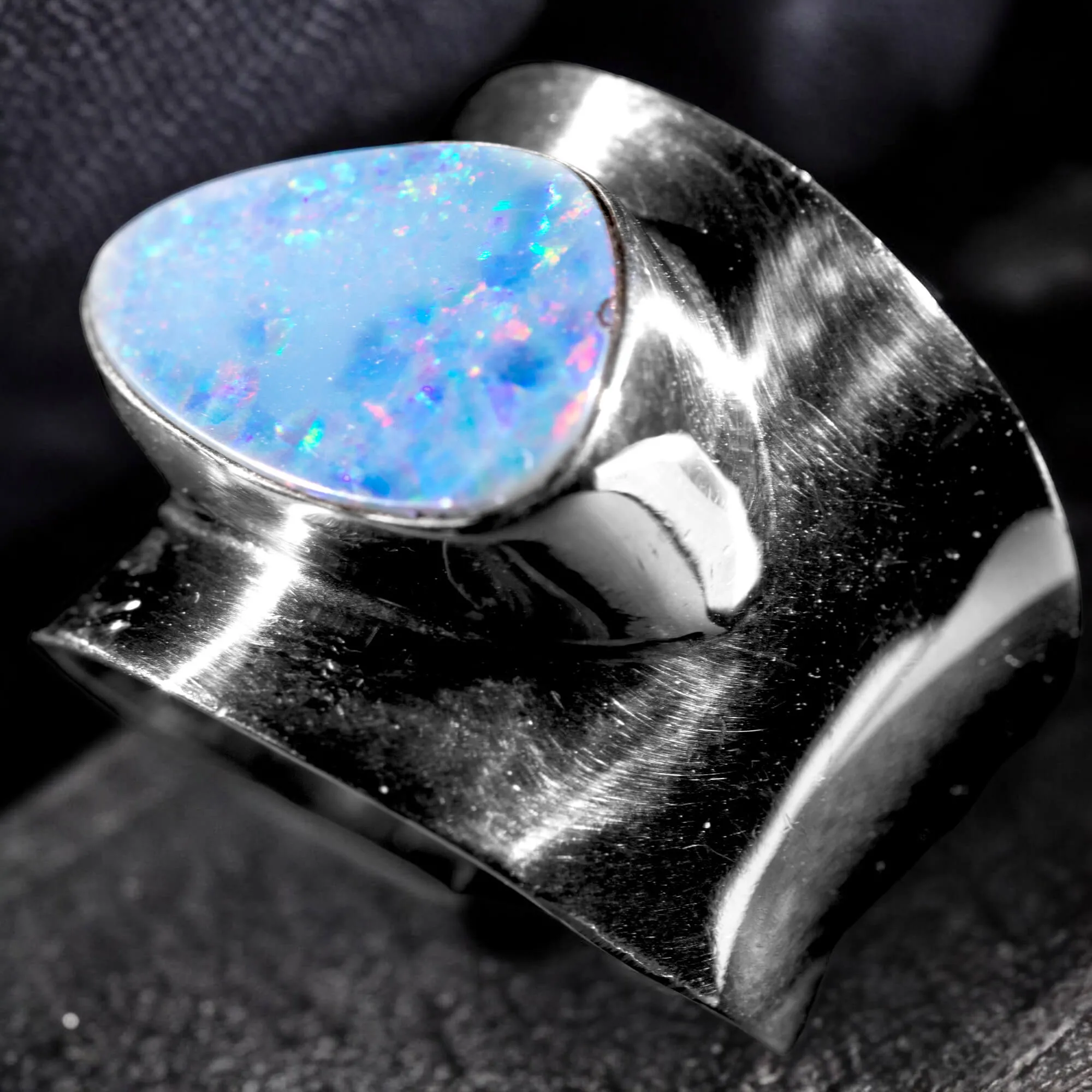 Opale Australiano Anello Design Audace e Moderno.