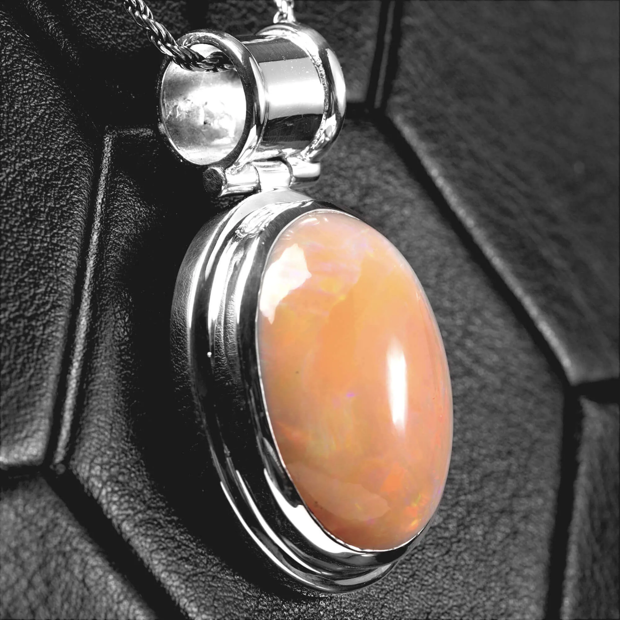Anello con Gemma Opale Welo - Design Moderno in Argento.