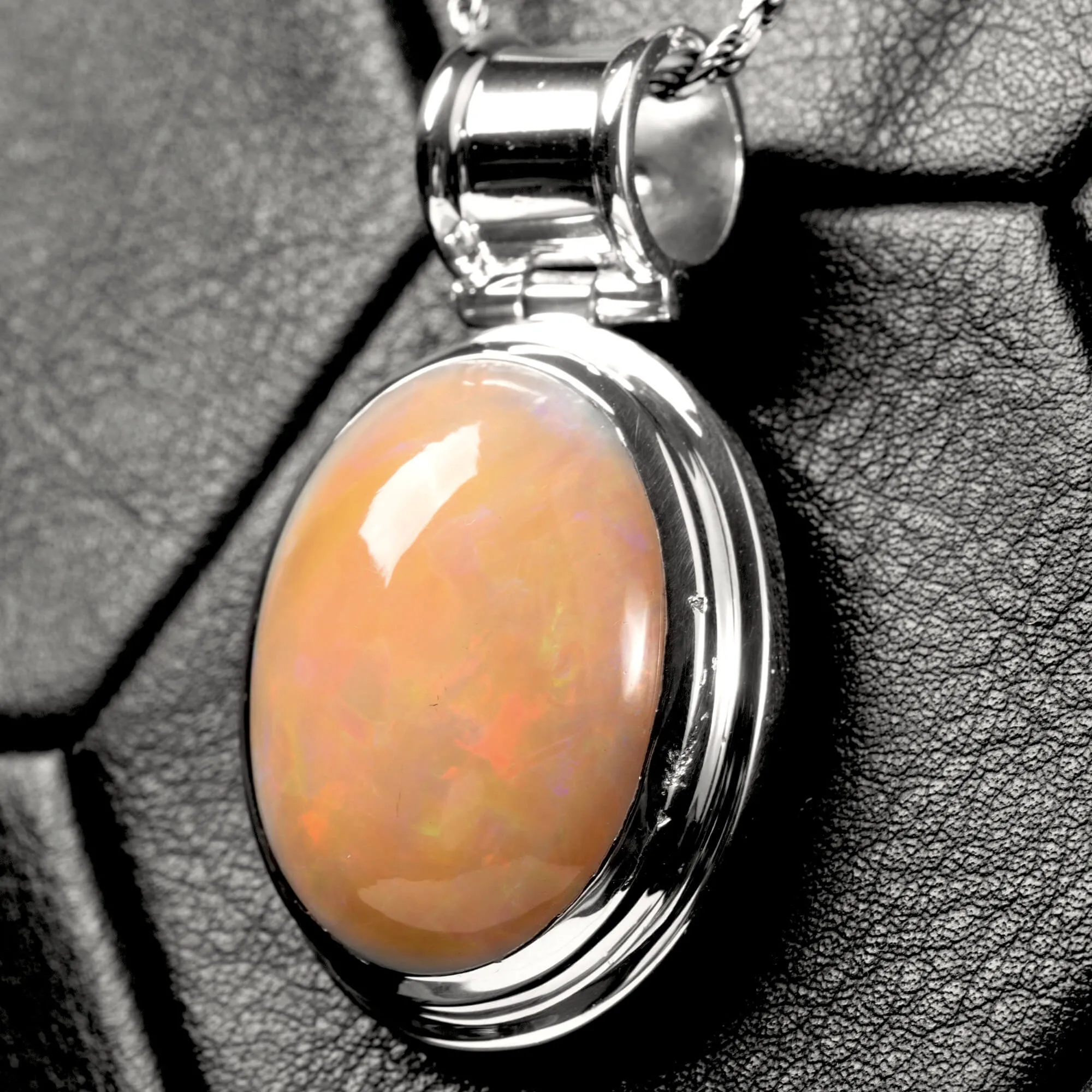 Anello con Gemma Opale Welo - Design Moderno in Argento.