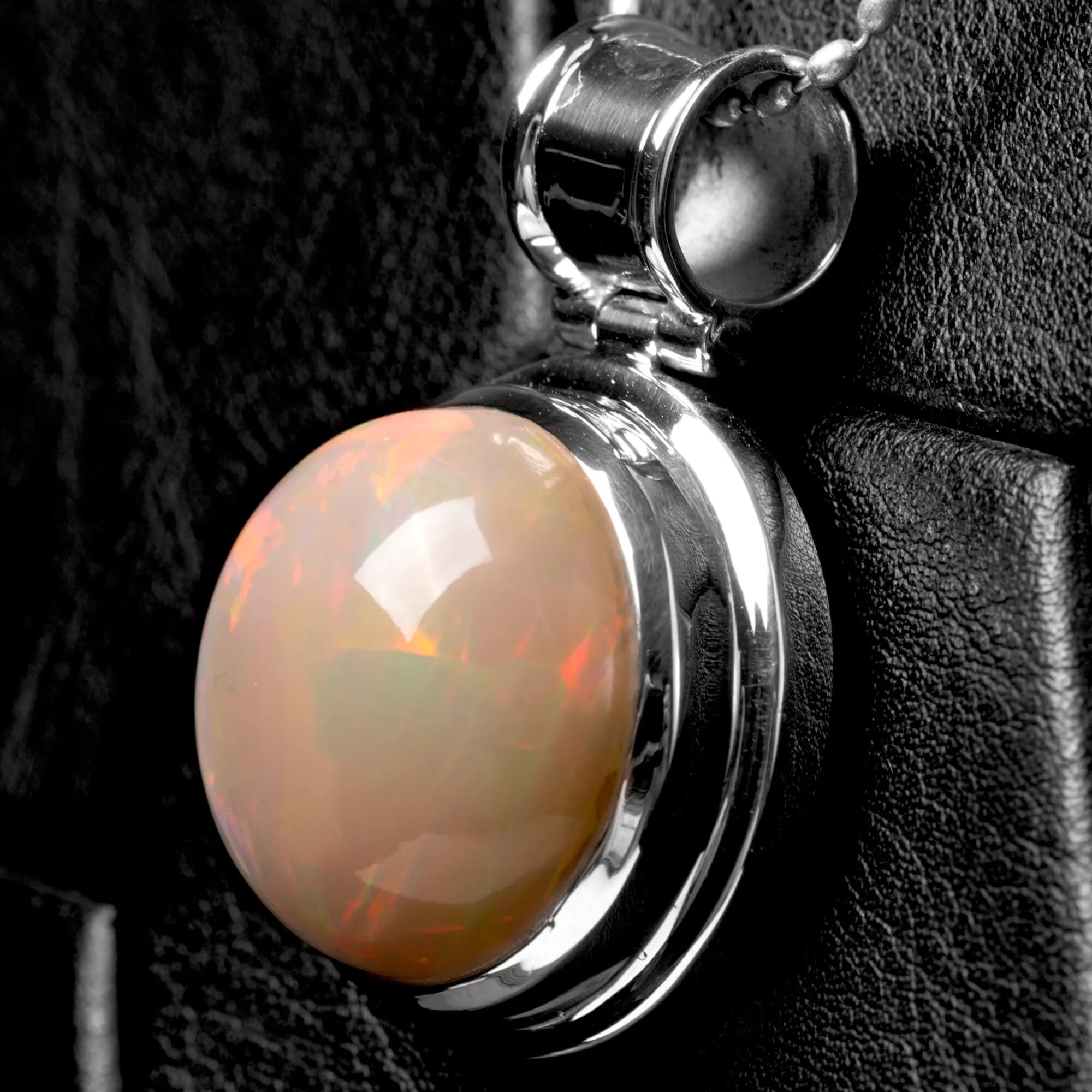 Prezioso Gioiello in Argento con Opale Welo Iridescente - Naturale.