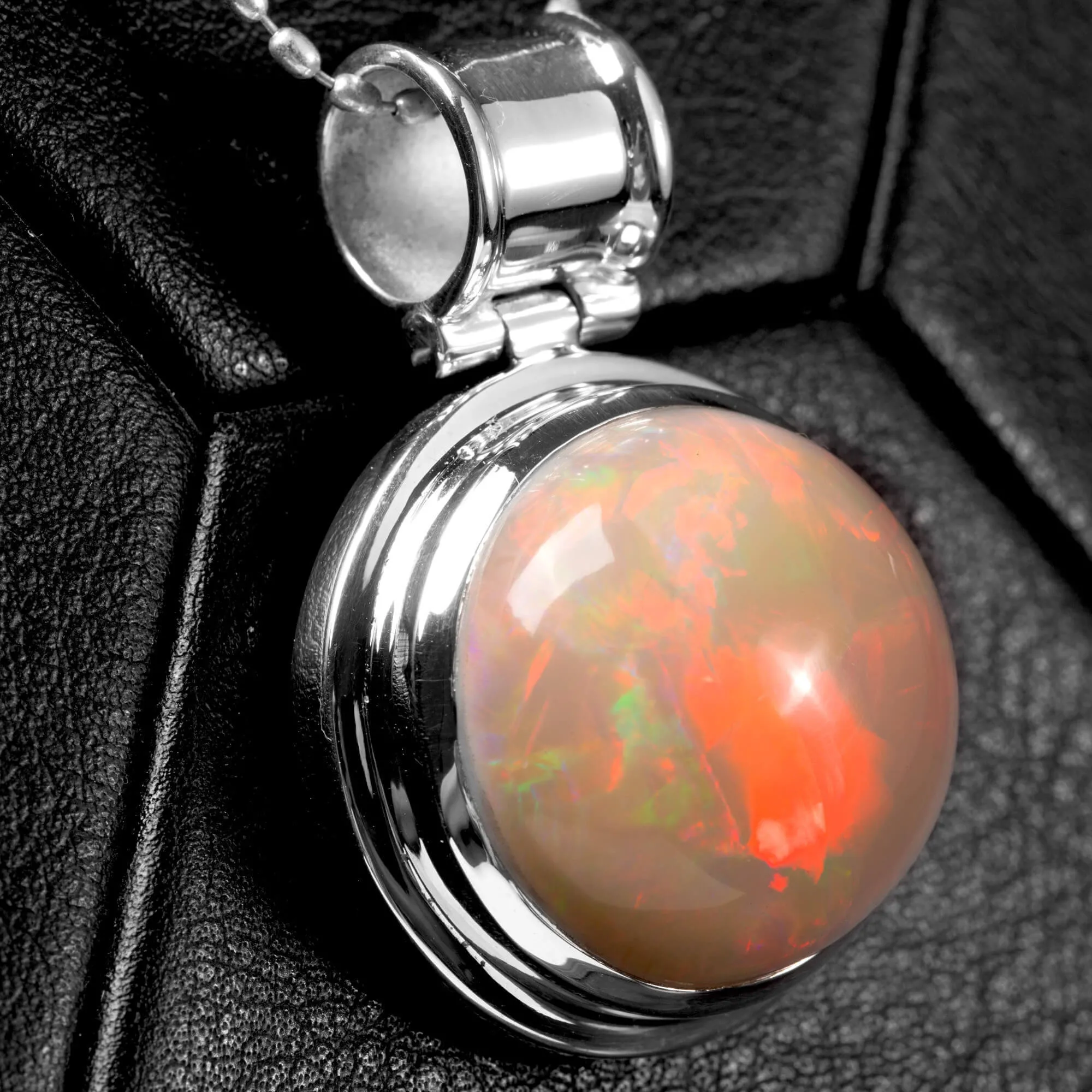 Prezioso Gioiello in Argento con Opale Welo Iridescente - Naturale.