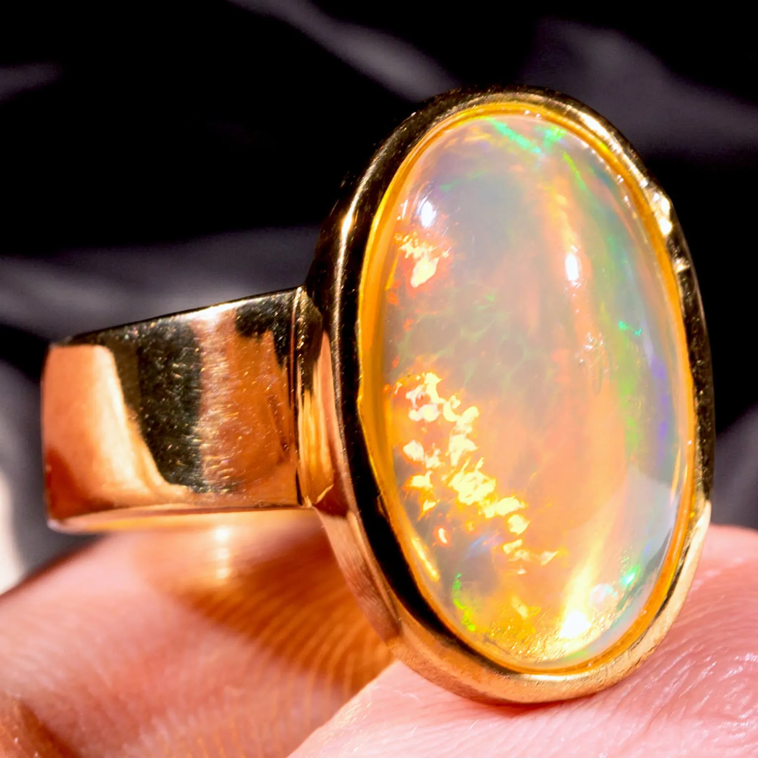 Elegante Anello in Argento Placcato Oro con Opale Welo.