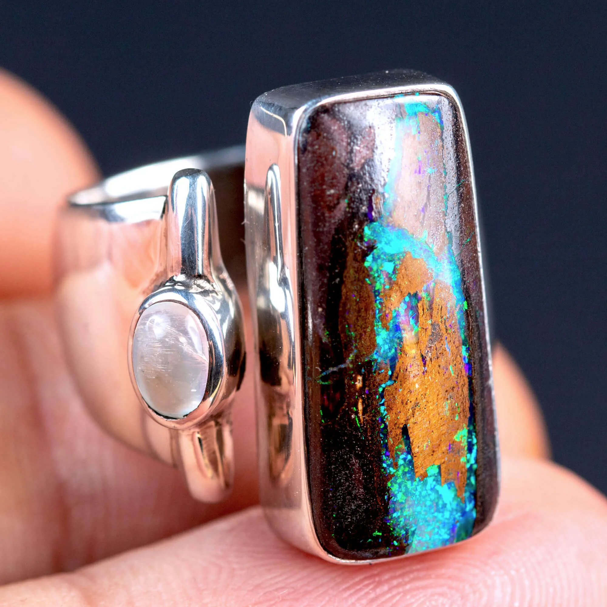 Anello in Argento con Opale Boulder Australiano.