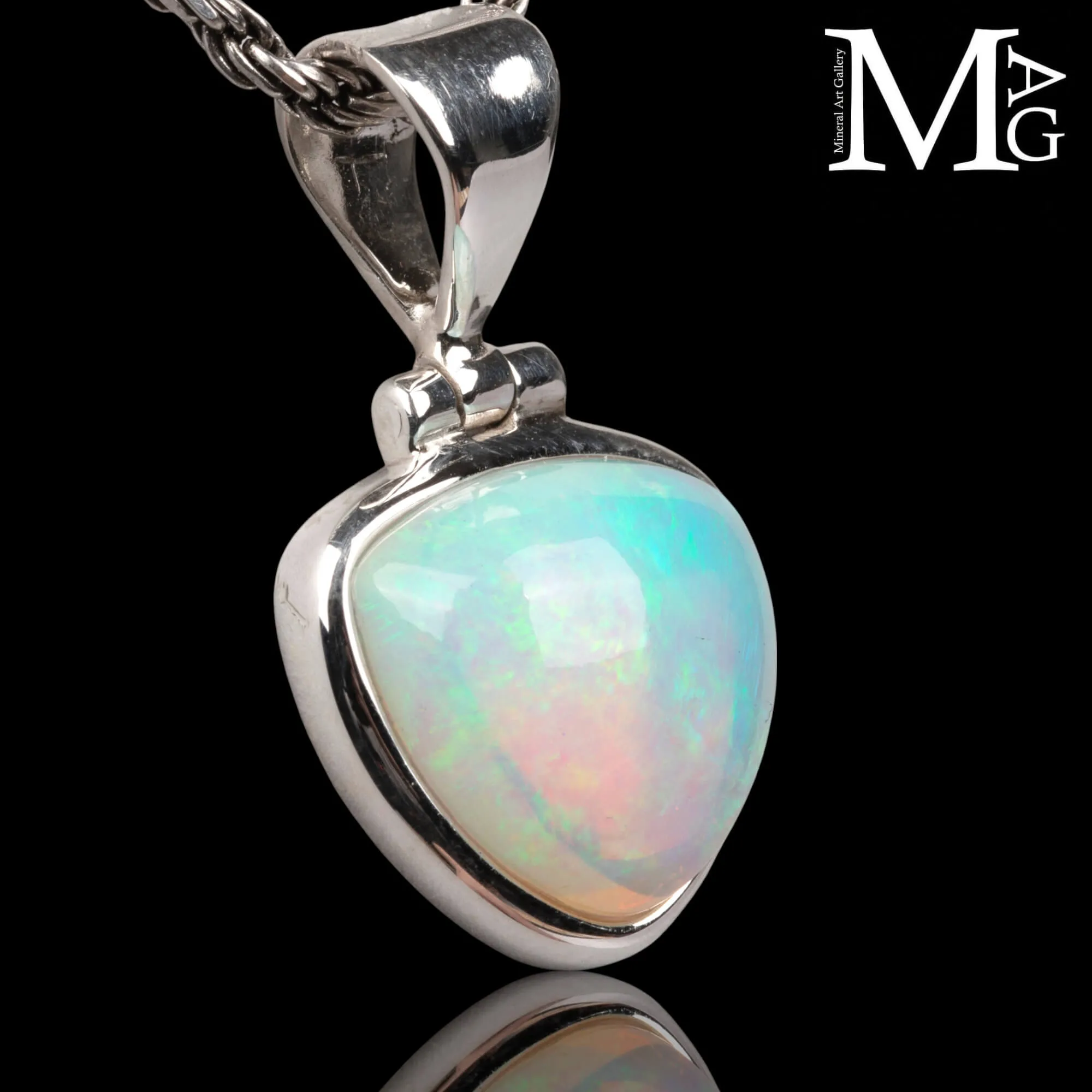 Ciondolo in argento con opale etiope cabochon