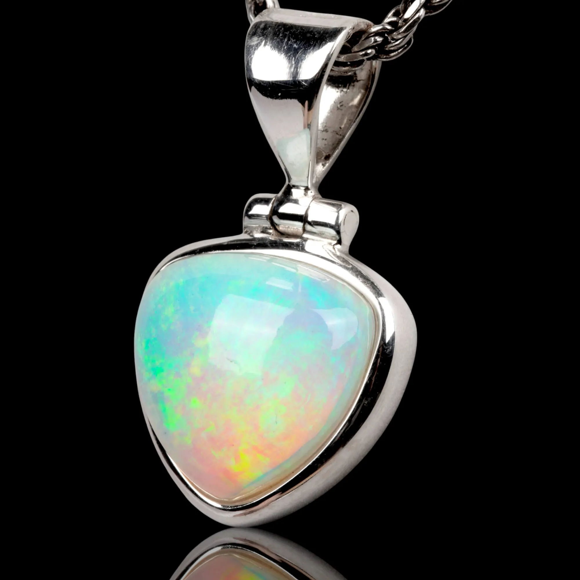 Ciondolo in argento con opale etiope cabochon