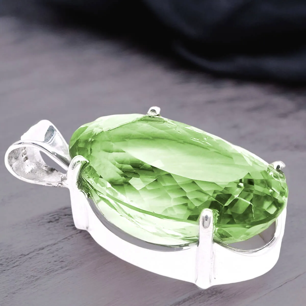 Elegante Ciondolo in Argento con Prasiolite Ovale: Un Gioiello Raffinato.