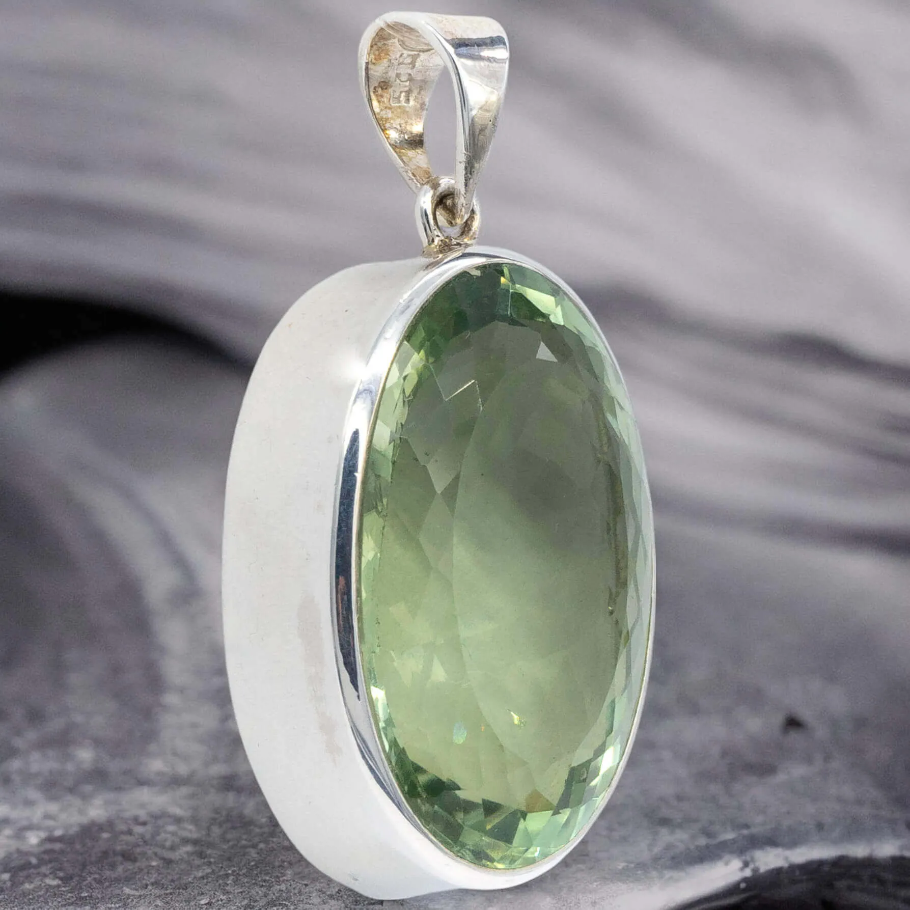 Ciondolo in Argento con Prasiolite Ovale: Eleganza Naturale.