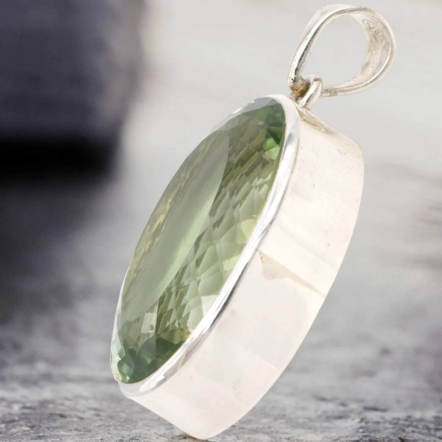 Ciondolo in Argento con Prasiolite Ovale: Eleganza Naturale.