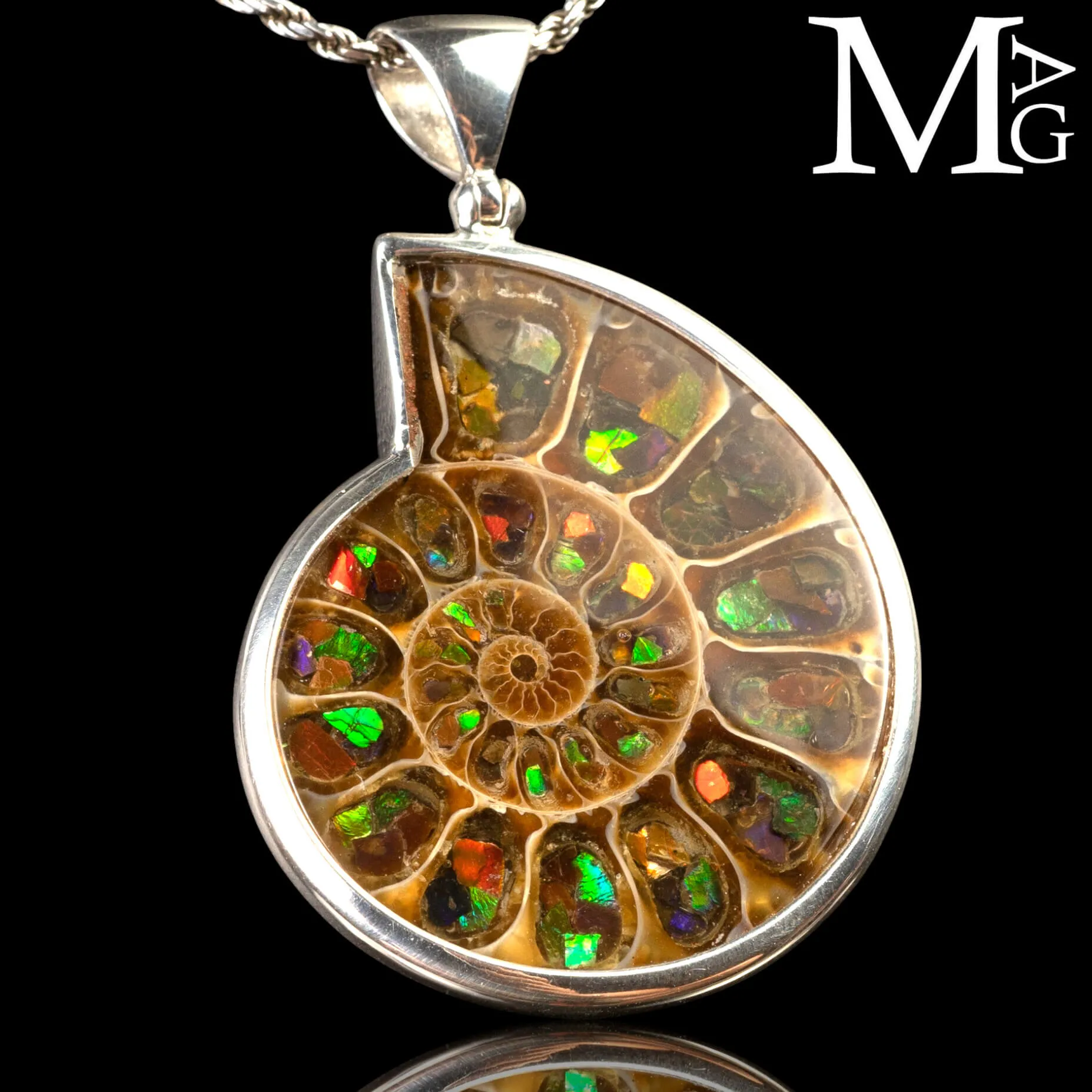 Ciondolo in argento con Ammonite Cleoniceras e intarsi di Ammolite.
