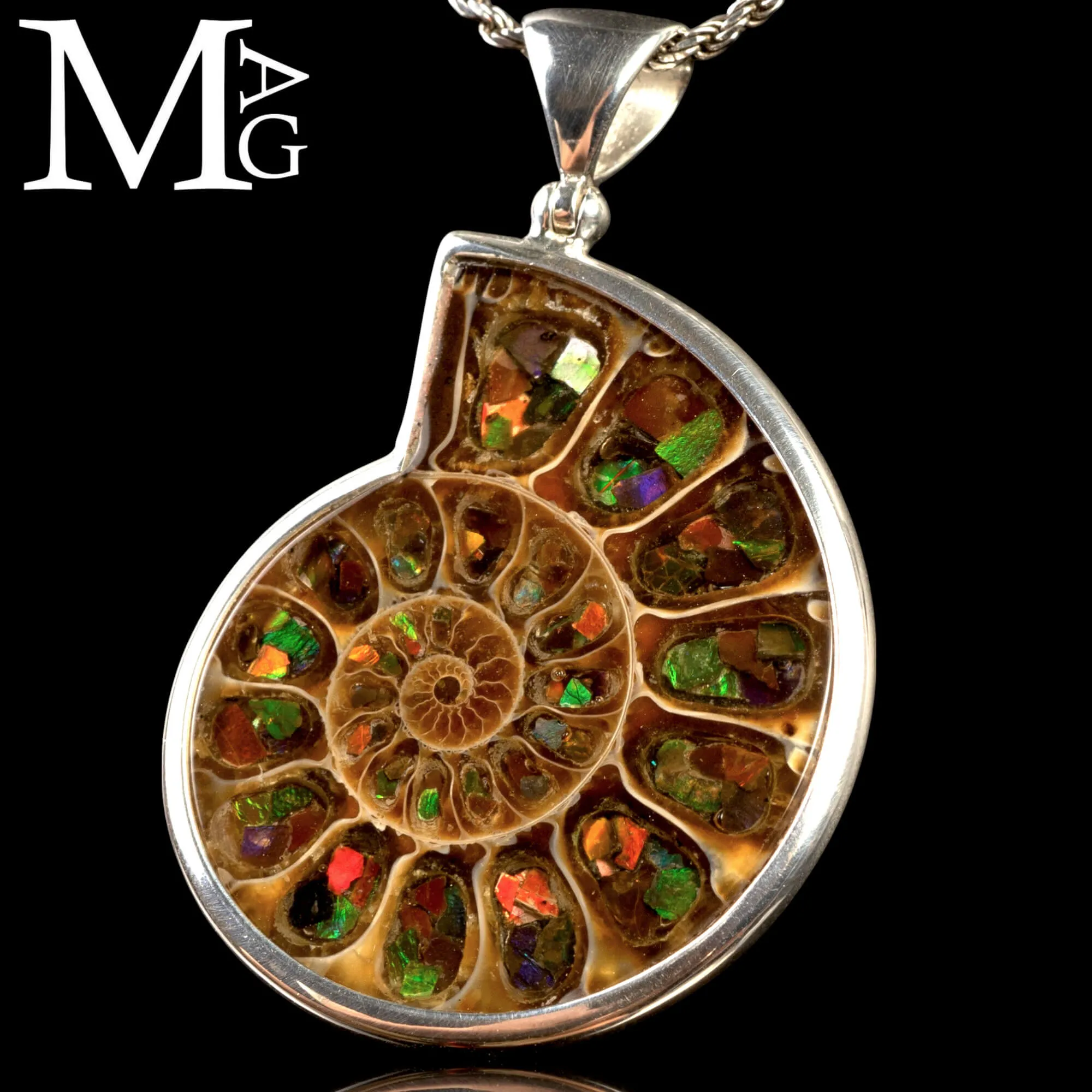 Ciondolo in argento con Ammonite Cleoniceras e intarsi di Ammolite.