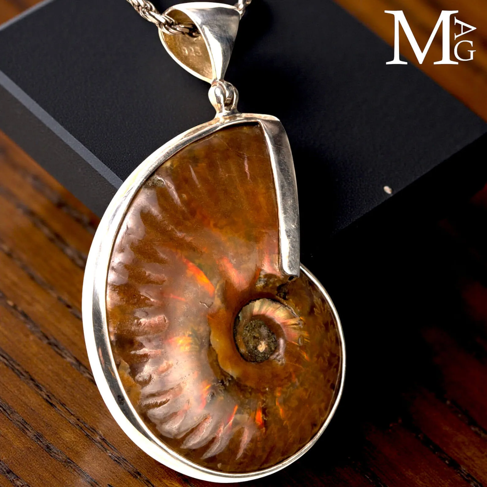 Ciondolo in argento con Ammonite Cleoniceras Iridescente.