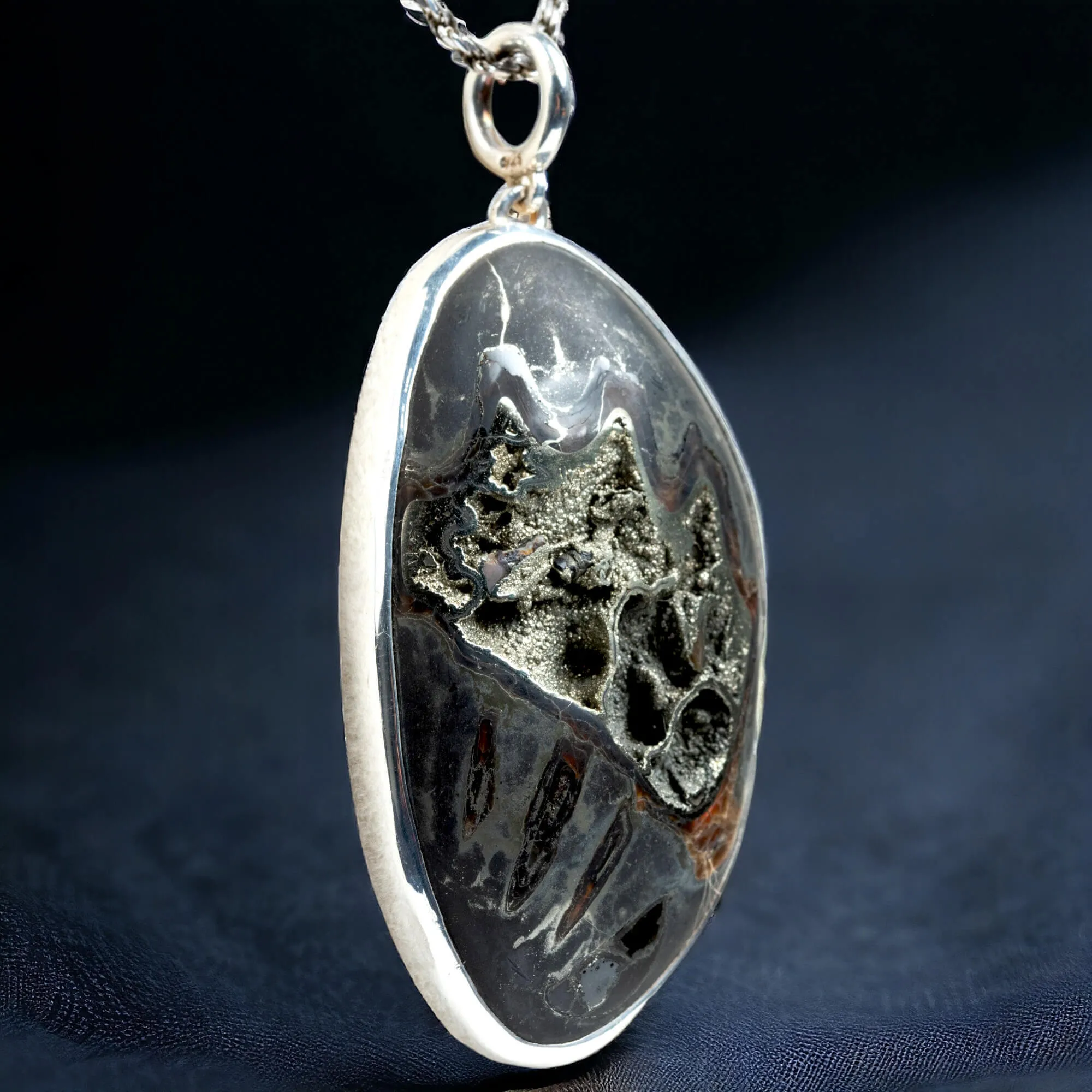 Gioiello in Argento con Ammonite Piritizzata.